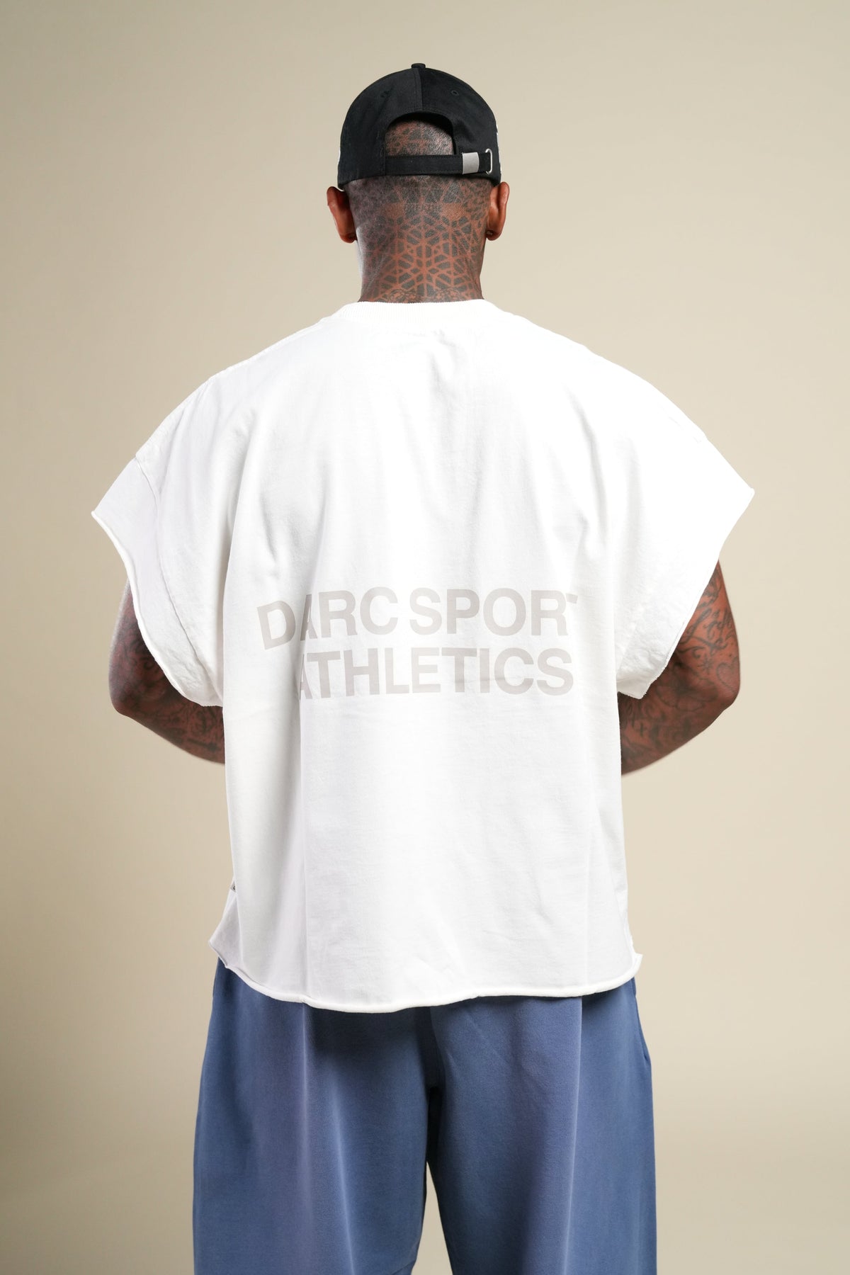 Darc Sport Athletics Grunge Cut-Off Tee in Cream — imagem 2