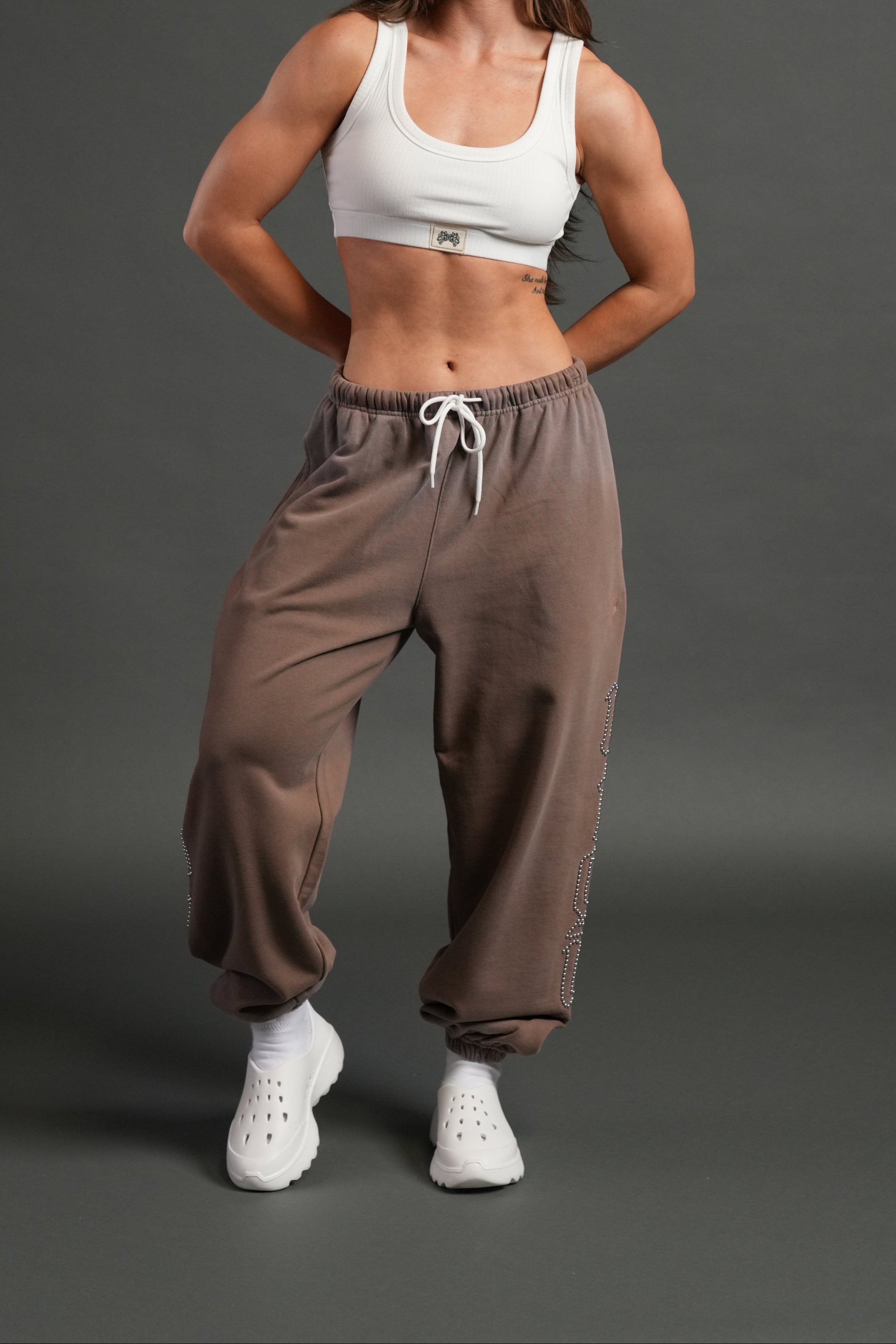 Studded Our Mantra Unisex Lounger Sweat Pants in Mojave Brown Drift Wash — imagem 5