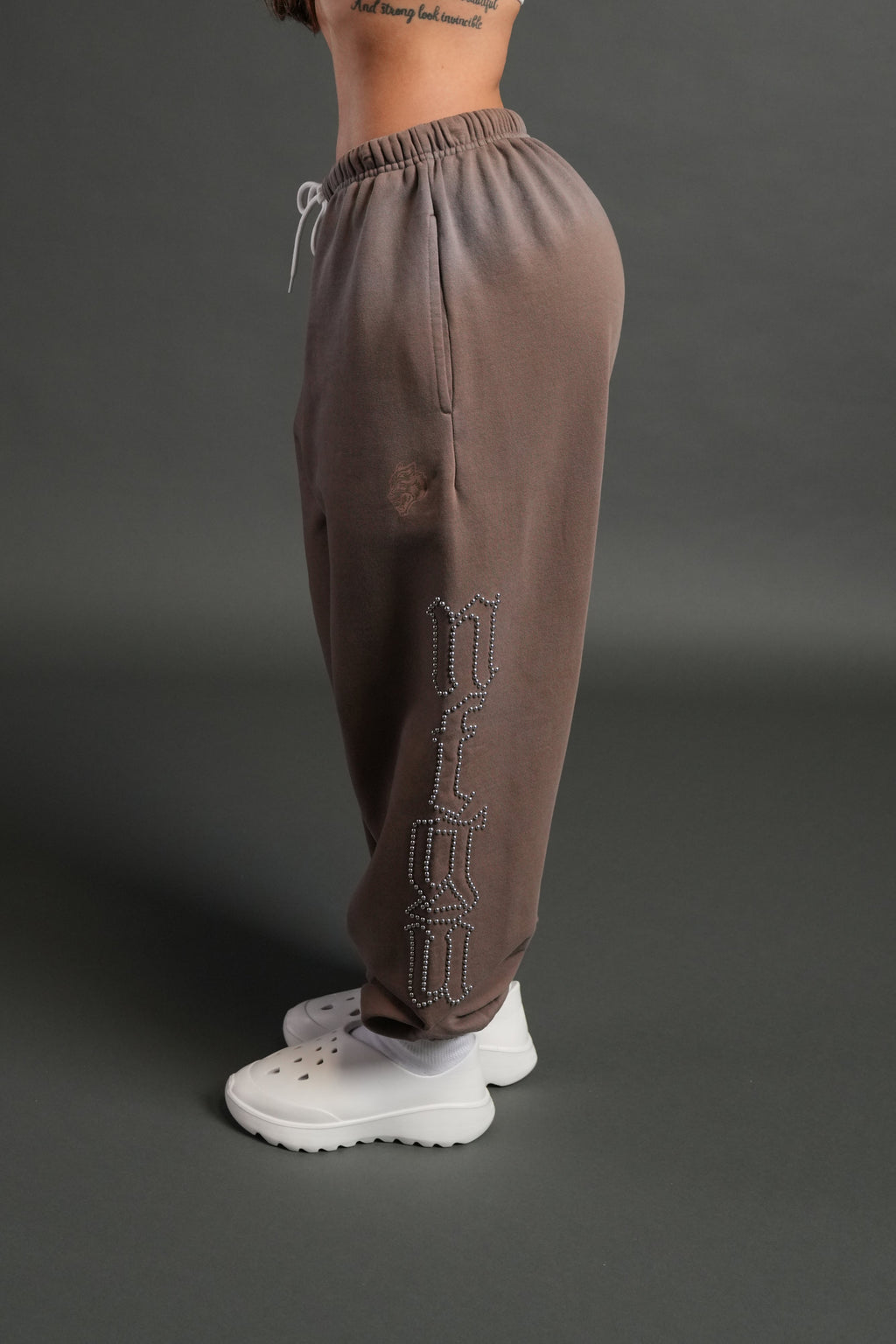 Studded Our Mantra Unisex Lounger Sweat Pants in Mojave Brown Drift Wash — imagem 6