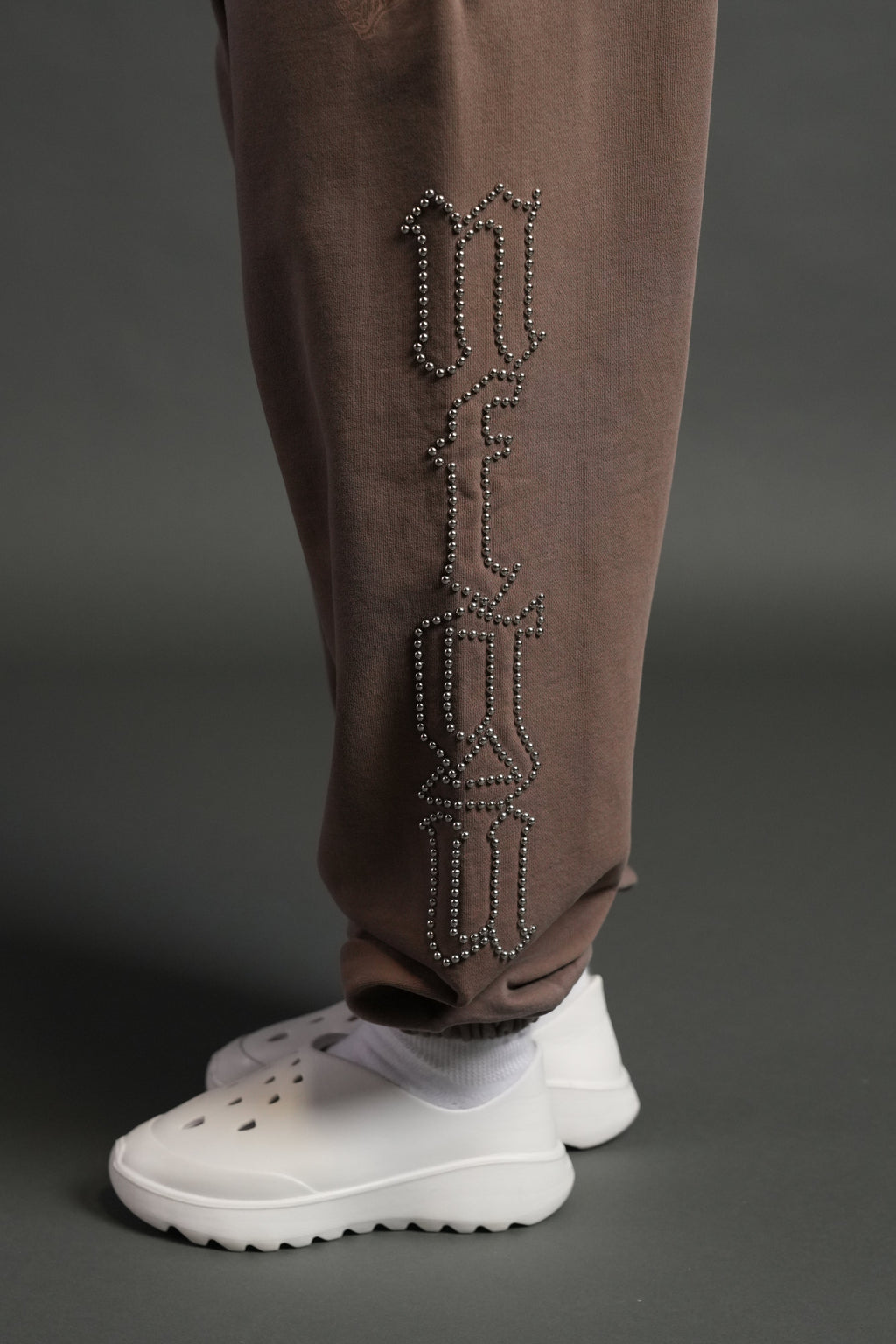 Studded Our Mantra Unisex Lounger Sweat Pants in Mojave Brown Drift Wash — imagem 7