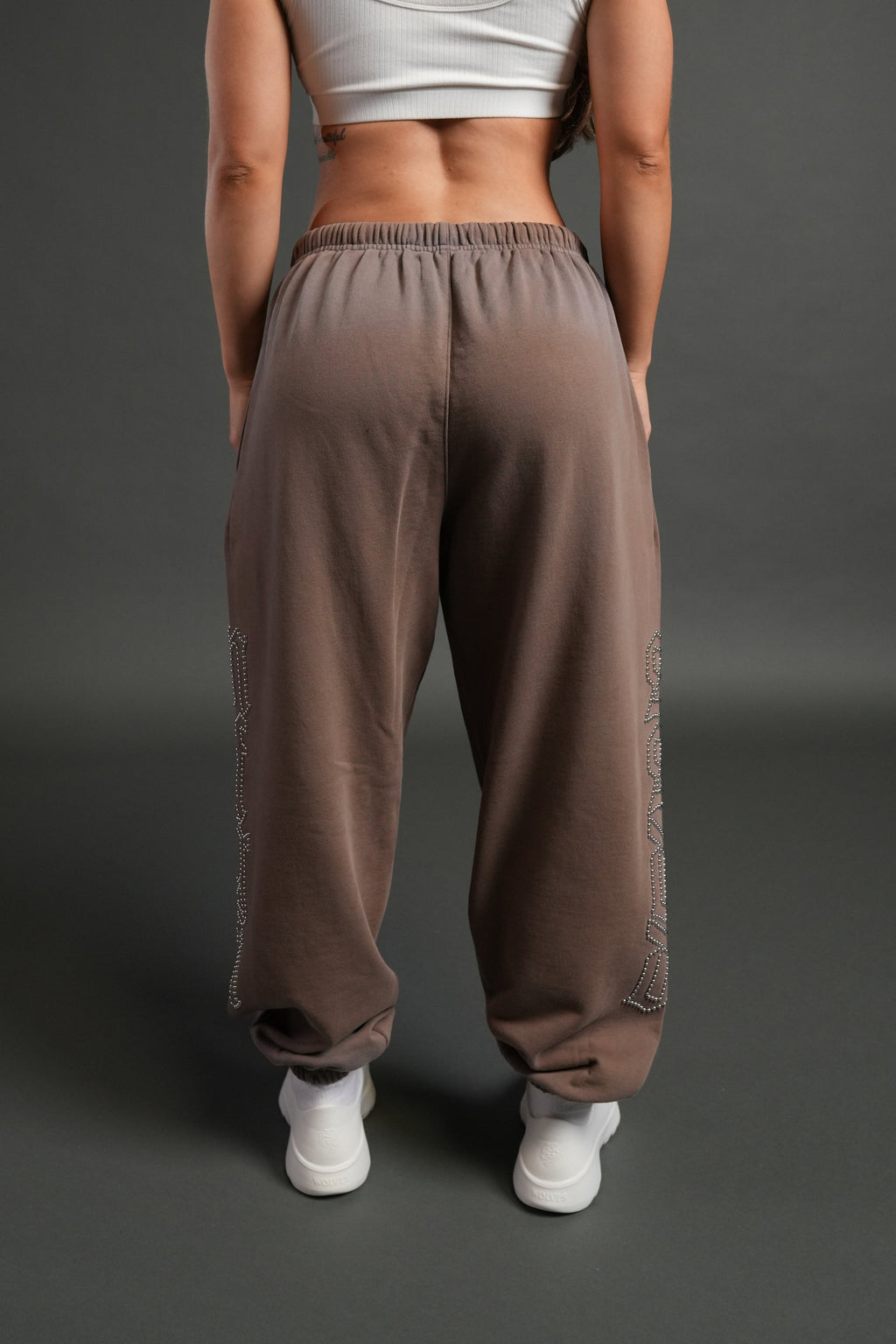 Studded Our Mantra Unisex Lounger Sweat Pants in Mojave Brown Drift Wash — imagem 8
