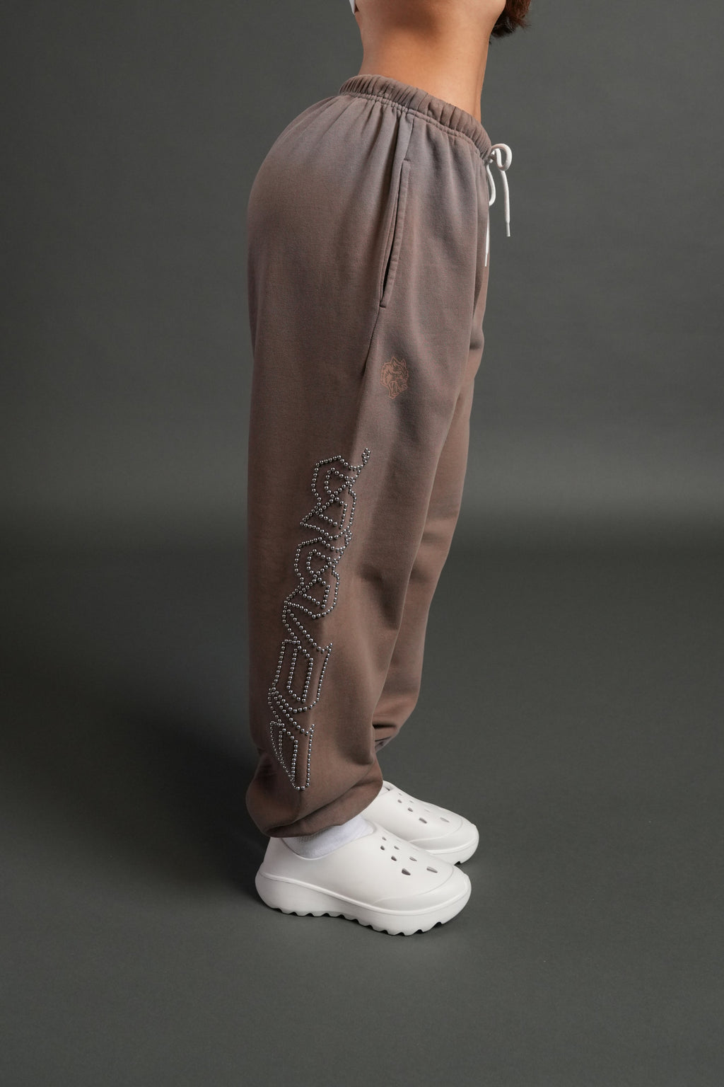 Studded Our Mantra Unisex Lounger Sweat Pants in Mojave Brown Drift Wash — imagem 9