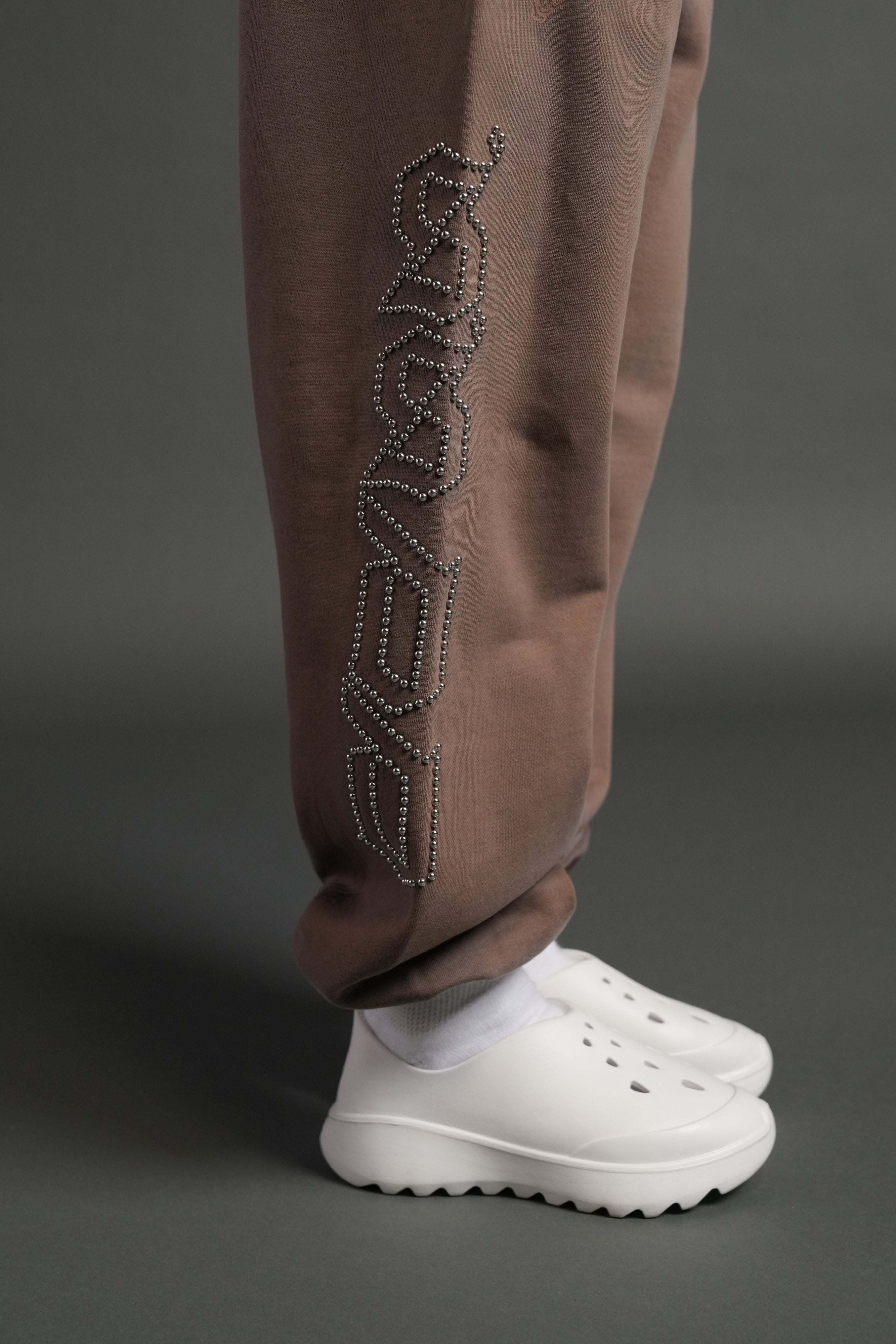 Studded Our Mantra Unisex Lounger Sweat Pants in Mojave Brown Drift Wash — imagem 10