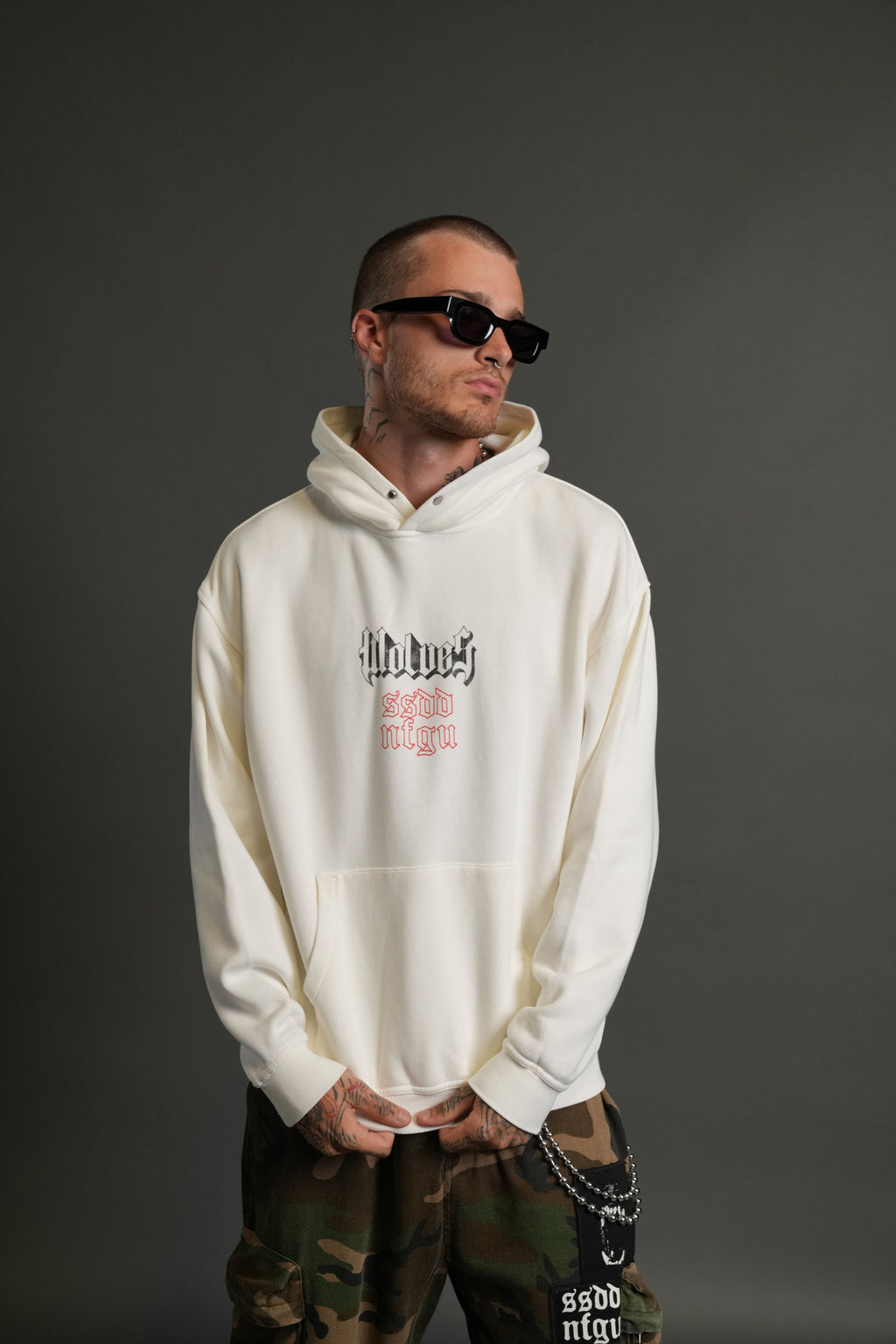 Eternal Blood "Pierce" Hoodie in Cream — imagem 2