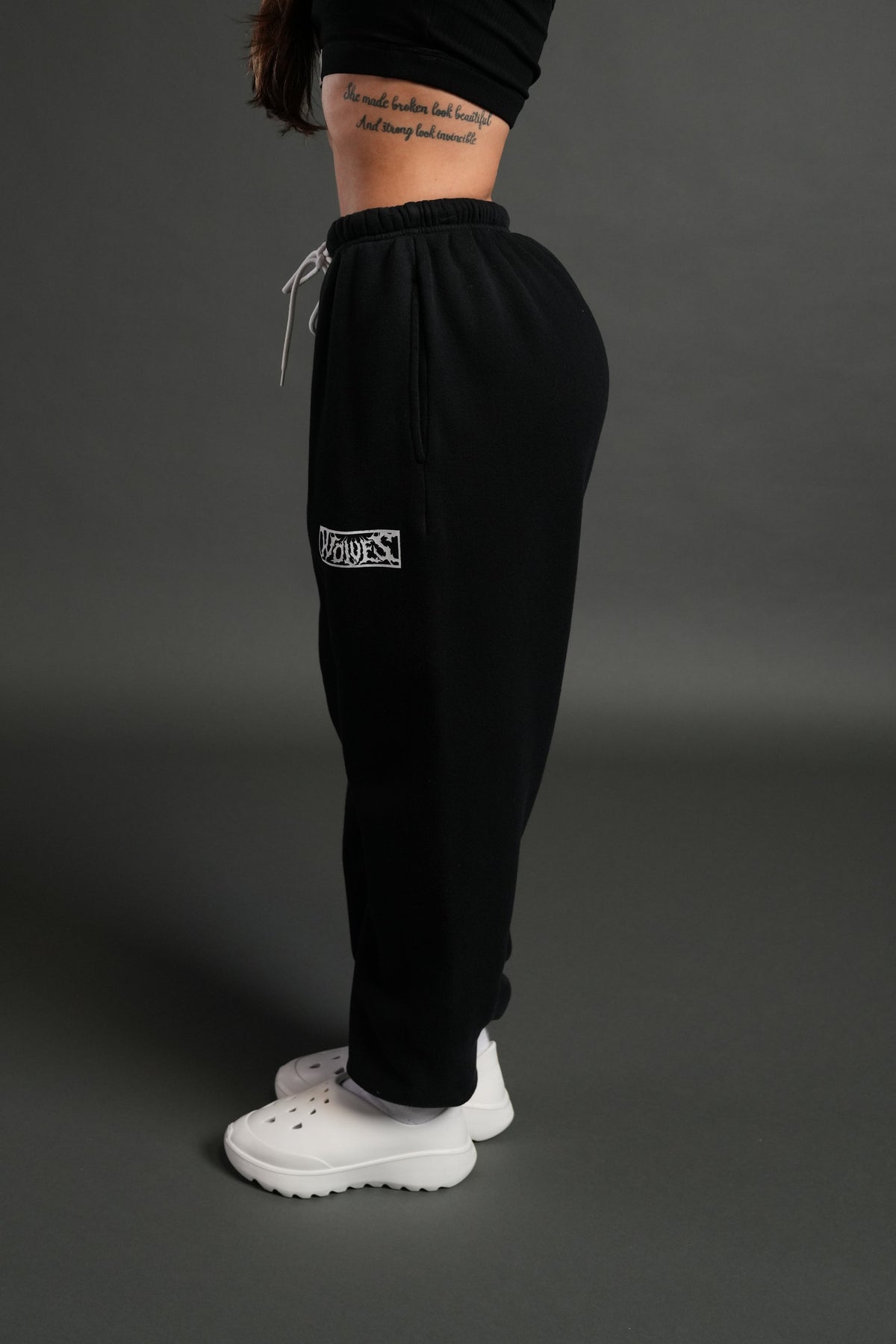 Midnight Wolves Premium Lounger Sweat Pants in Black Drift Wash - imagem 2