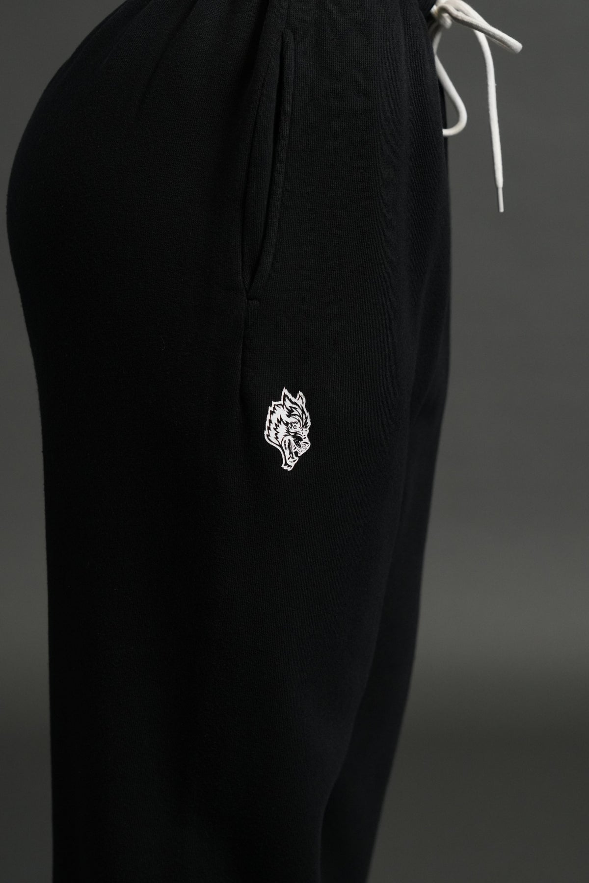 Midnight Wolves Premium Lounger Sweat Pants in Black Drift Wash - imagem 5