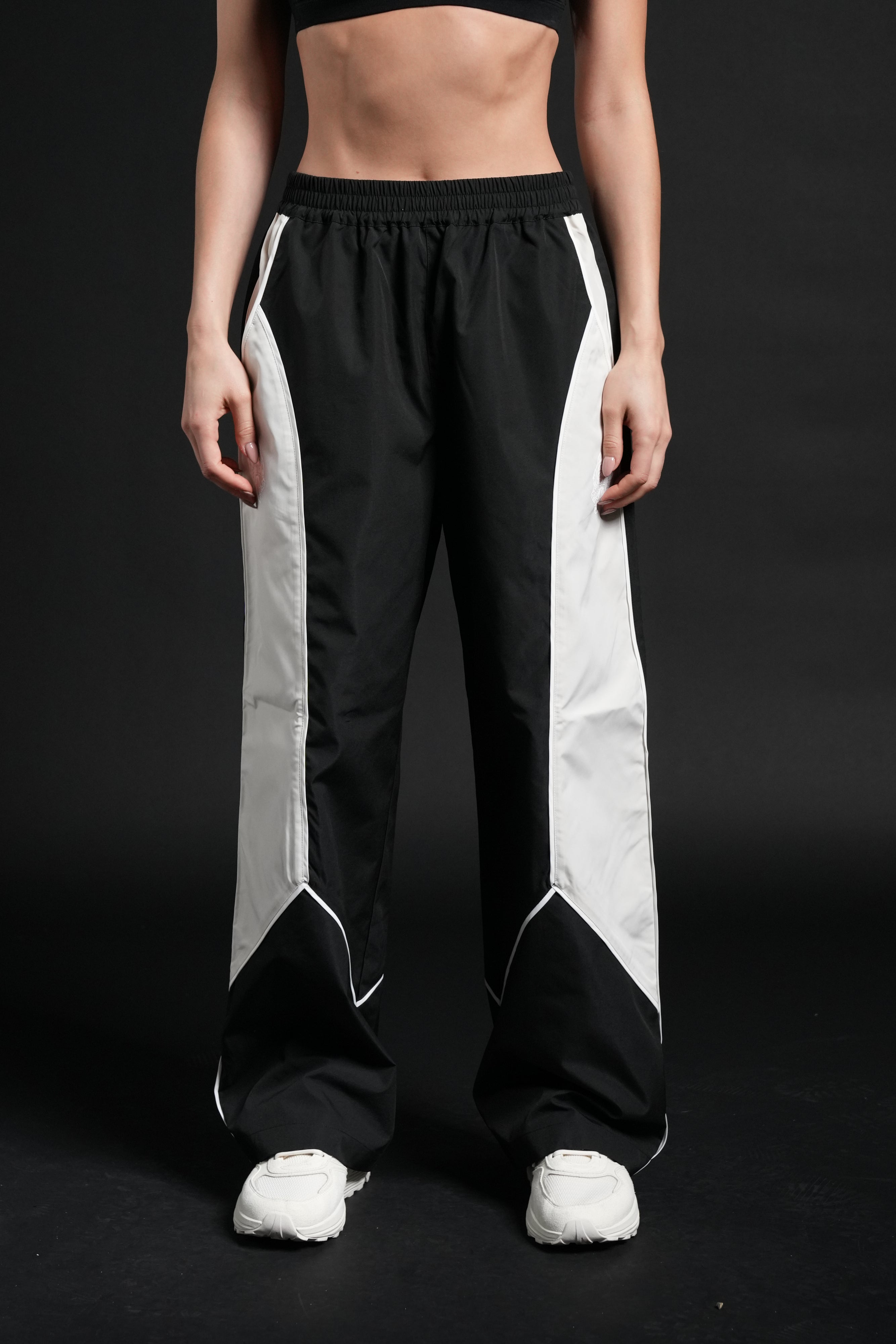 Dual Wolf She Quinn Track Pant in Black/Sand — imagem 1