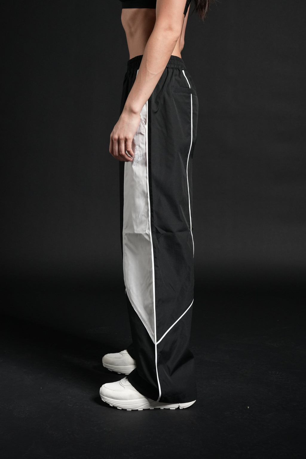 Dual Wolf She Quinn Track Pant in Black/Sand — imagem 3