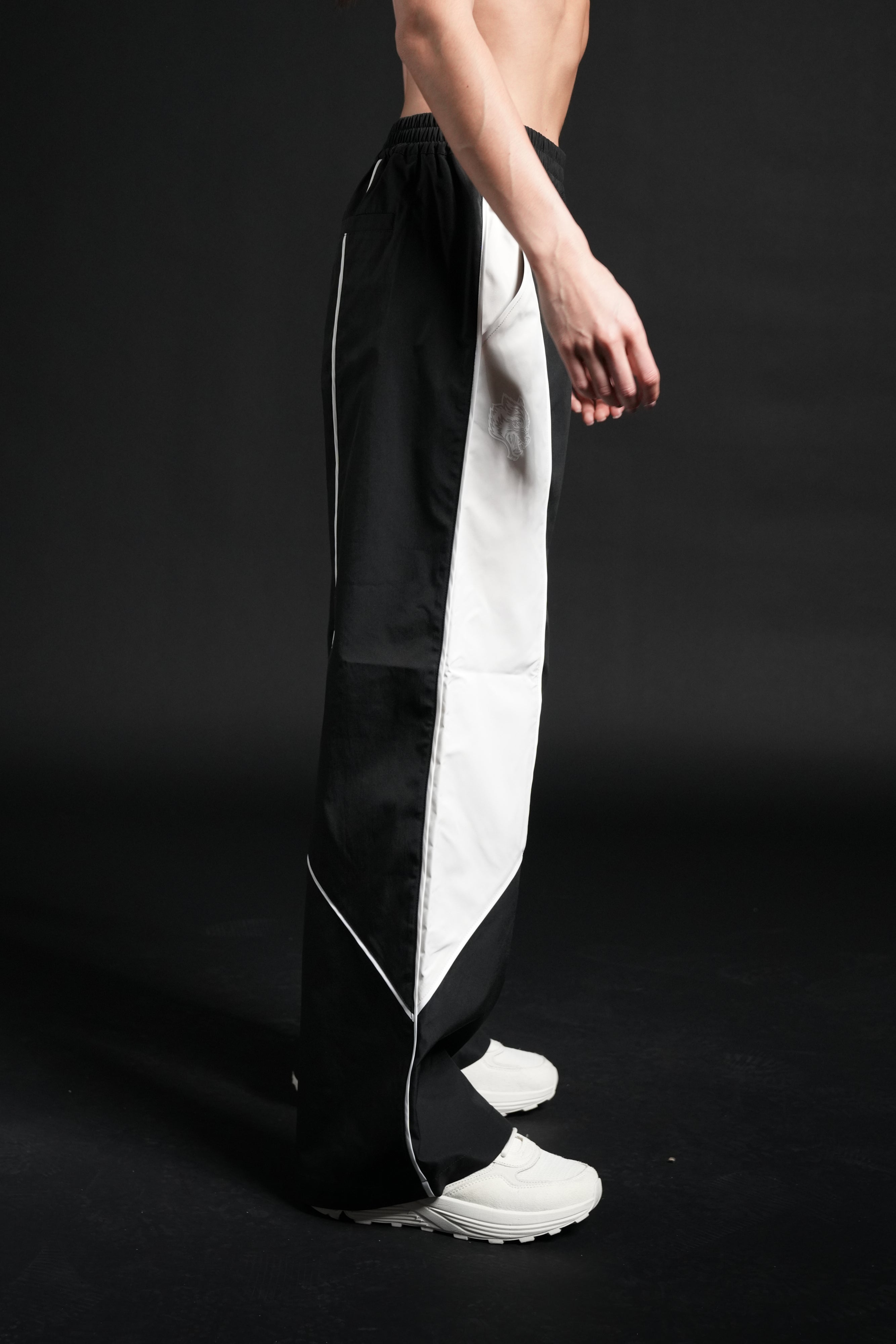 Dual Wolf She Quinn Track Pant in Black/Sand — imagem 4