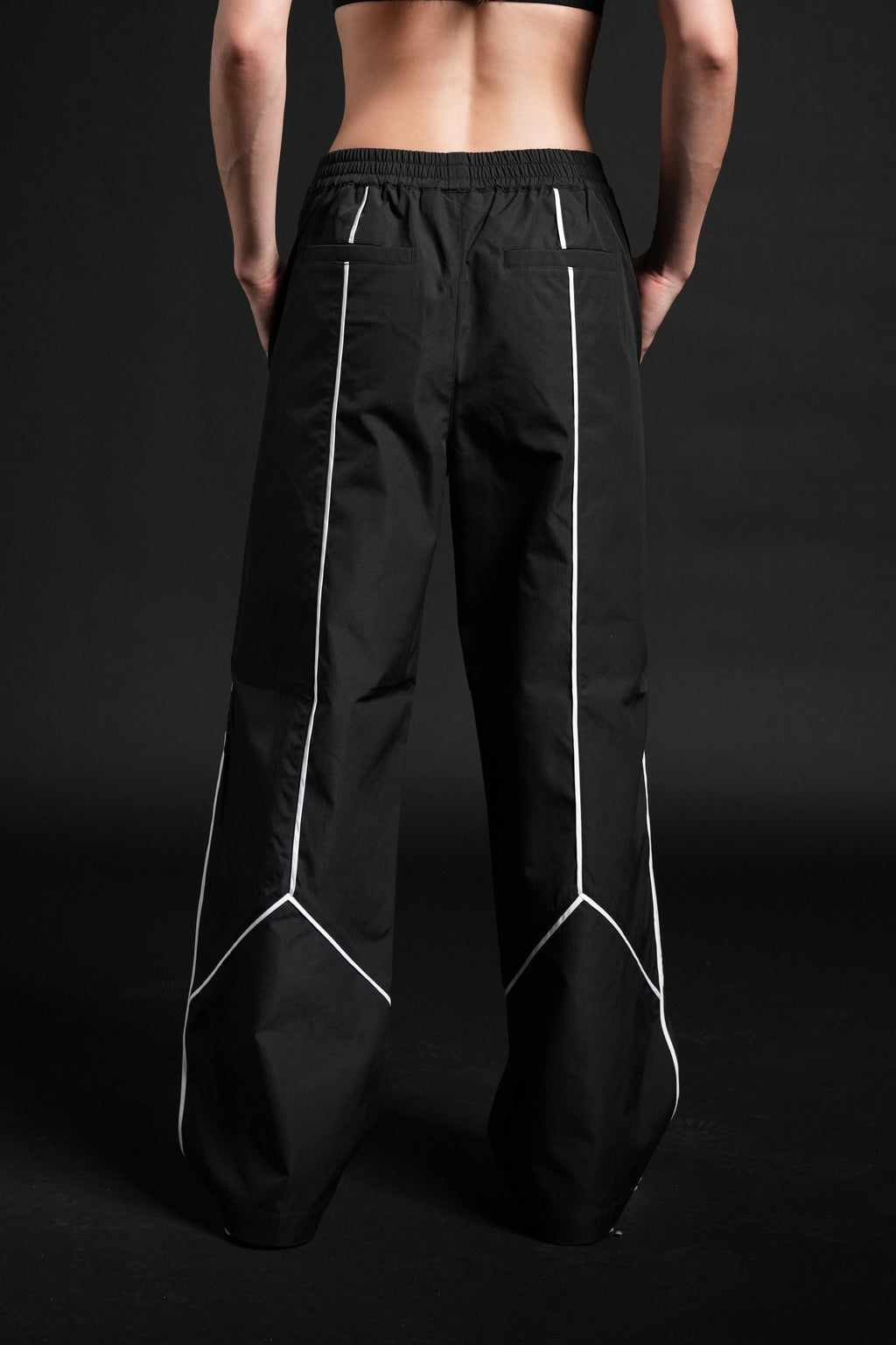 Dual Wolf She Quinn Track Pant in Black/Sand — imagem 2