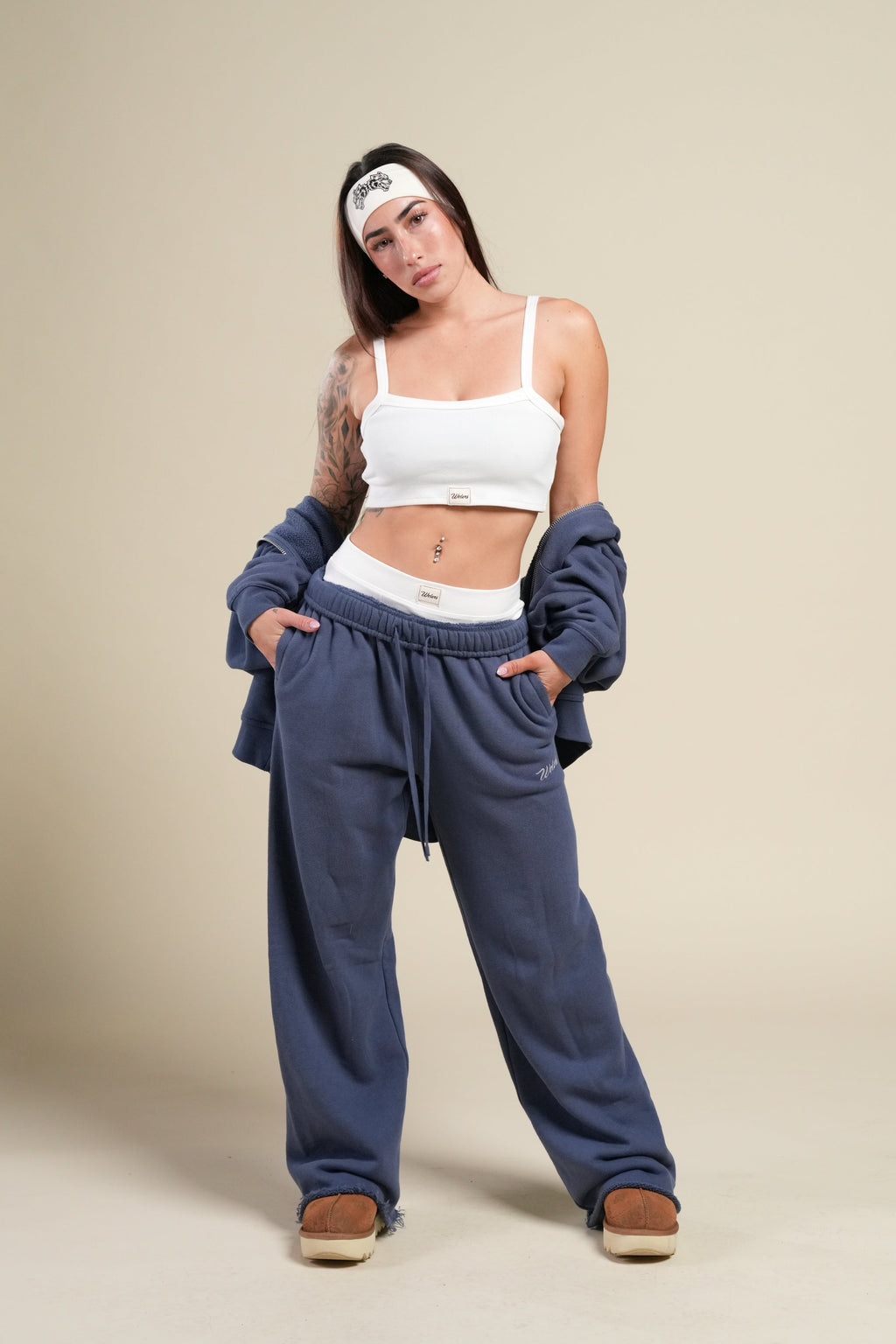 Cursive Wolves Premium Big Cozy Sweats in Washed Denim — imagem 6