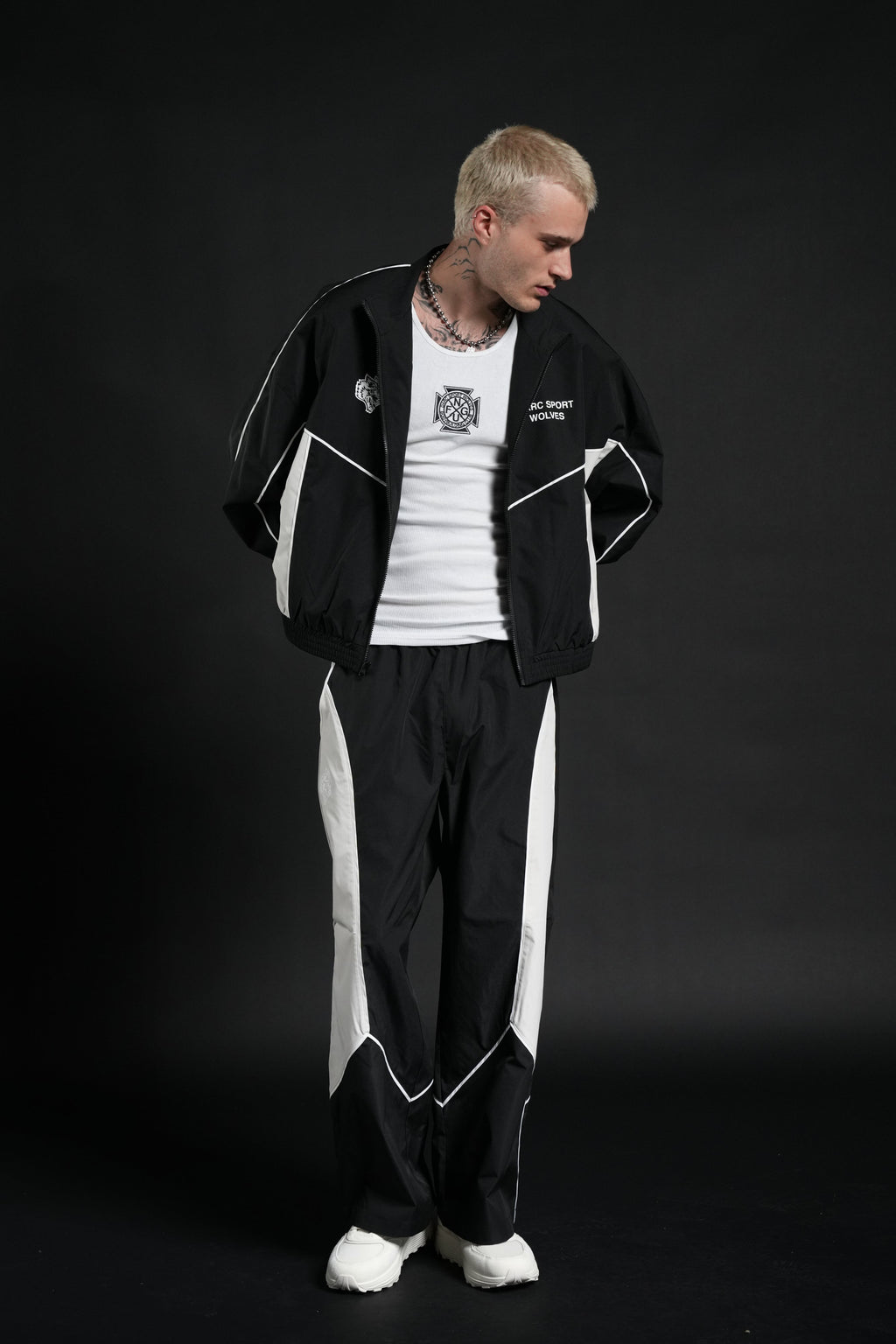 Darc Sport Wolves Unisex Pyramid Quinn Track Jacket in Black/Sand — imagem 5