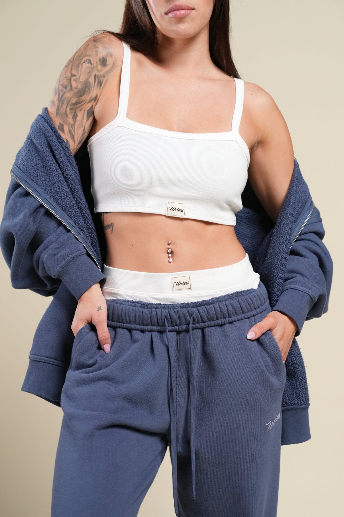 Cursive Wolves Premium Big Cozy Sweats in Washed Denim — imagem 8