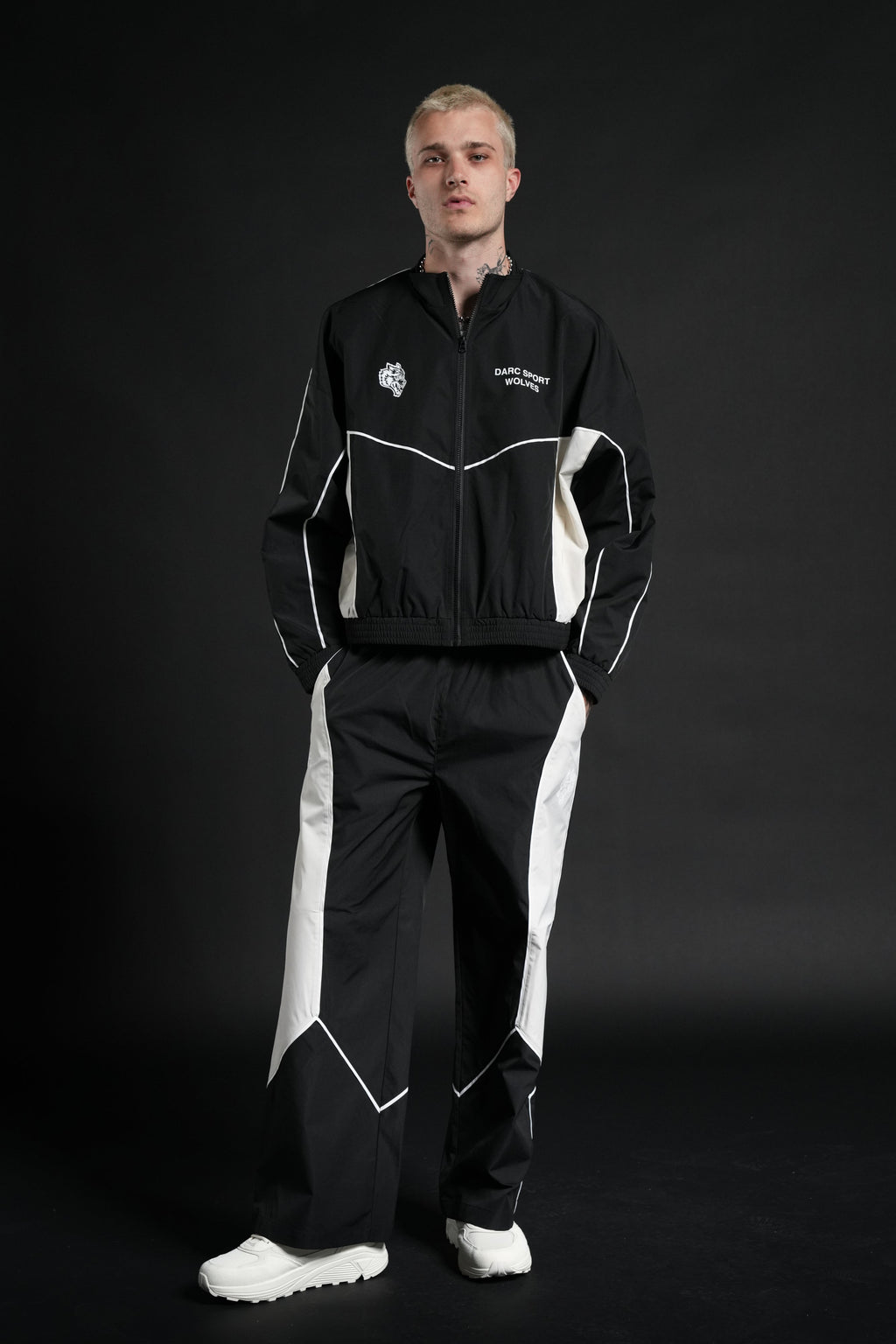 Darc Sport Wolves Unisex Pyramid Quinn Track Jacket in Black/Sand — imagem 6