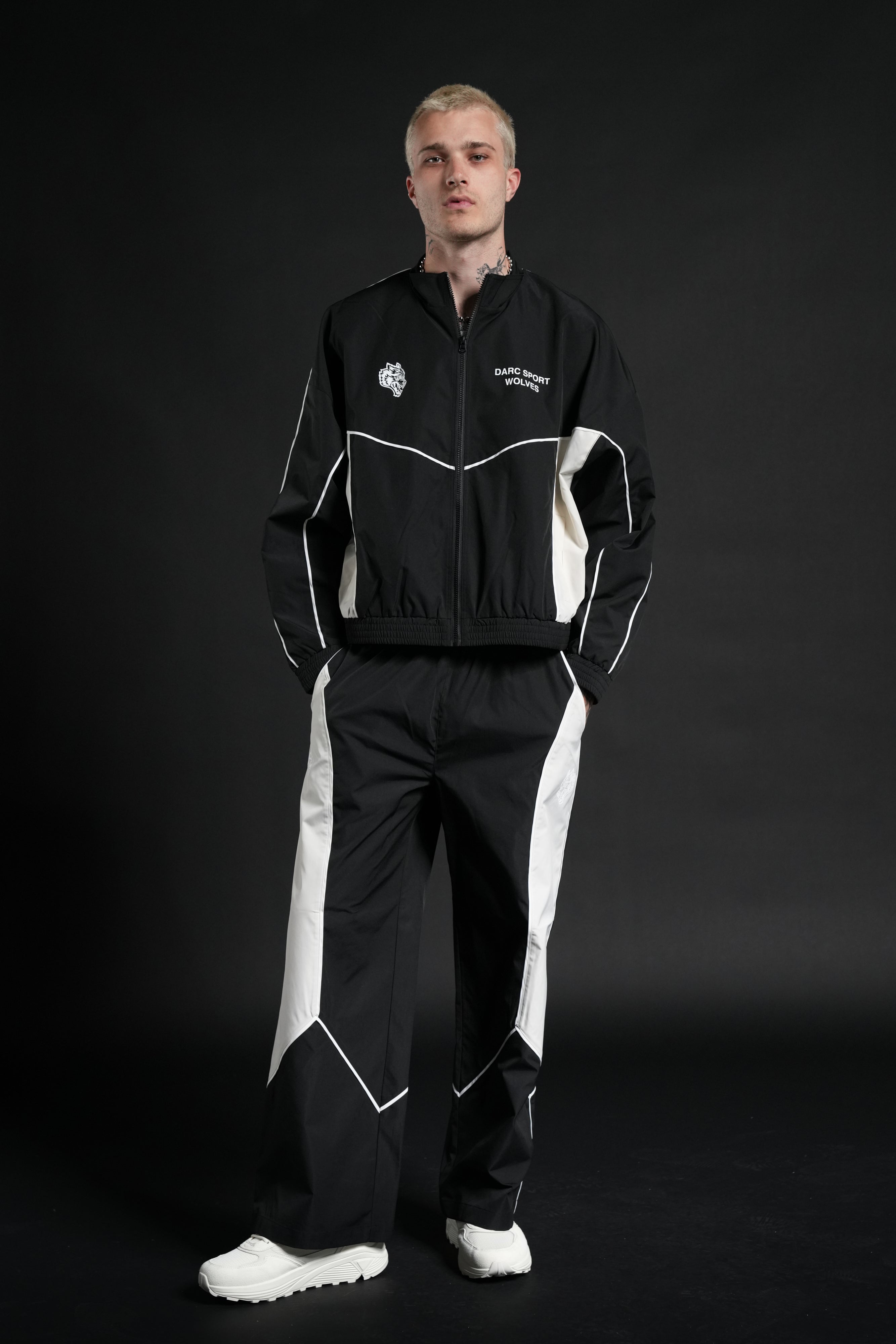 Darc Sport Wolves Unisex Pyramid Quinn Track Jacket in Black/Sand — imagem 6