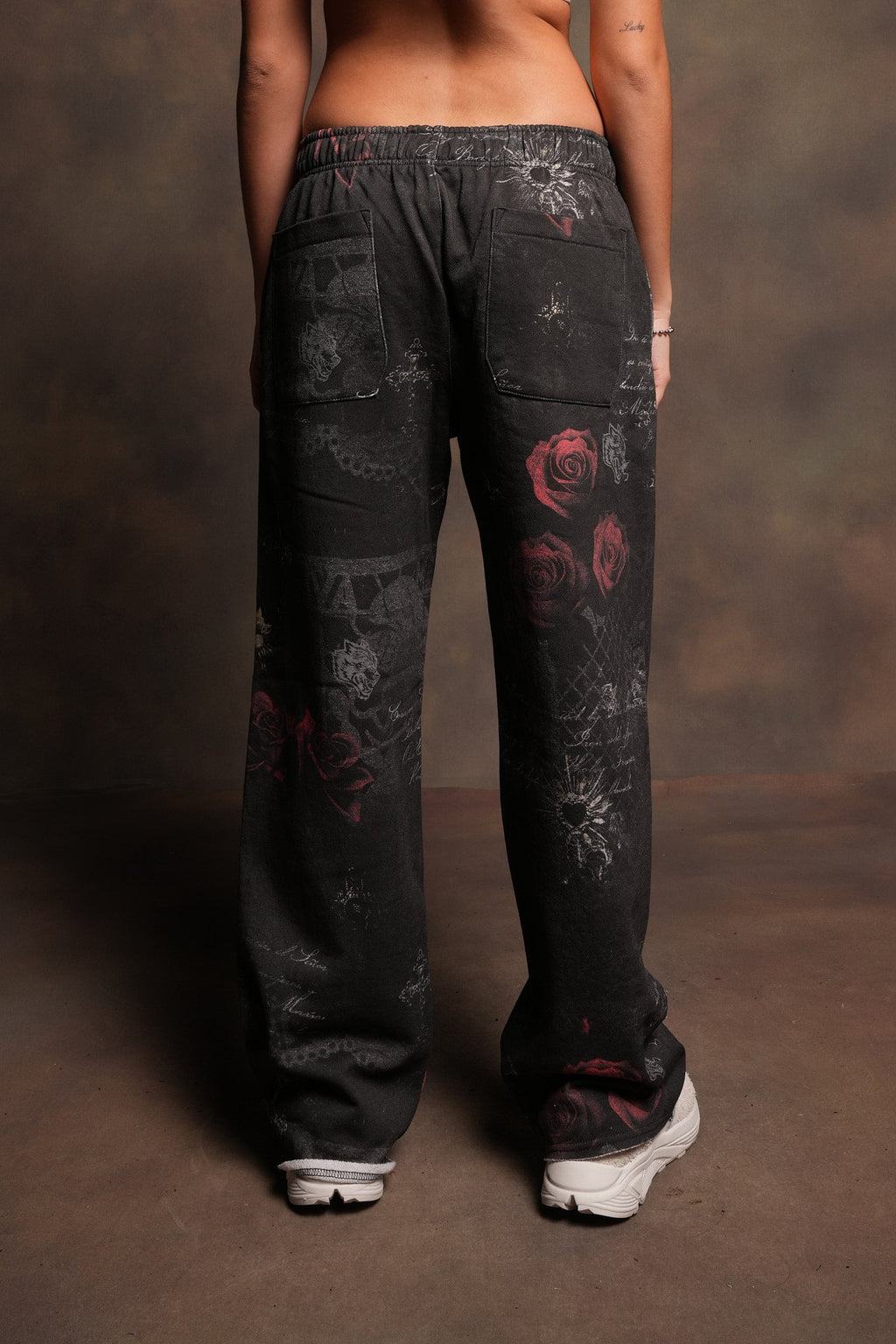 Wolves Pyramid Big Cozy Sweats In Rosas Del Corazon