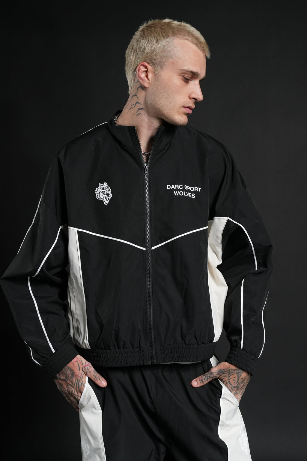Darc Sport Wolves Unisex Pyramid Quinn Track Jacket in Black/Sand — imagem 4