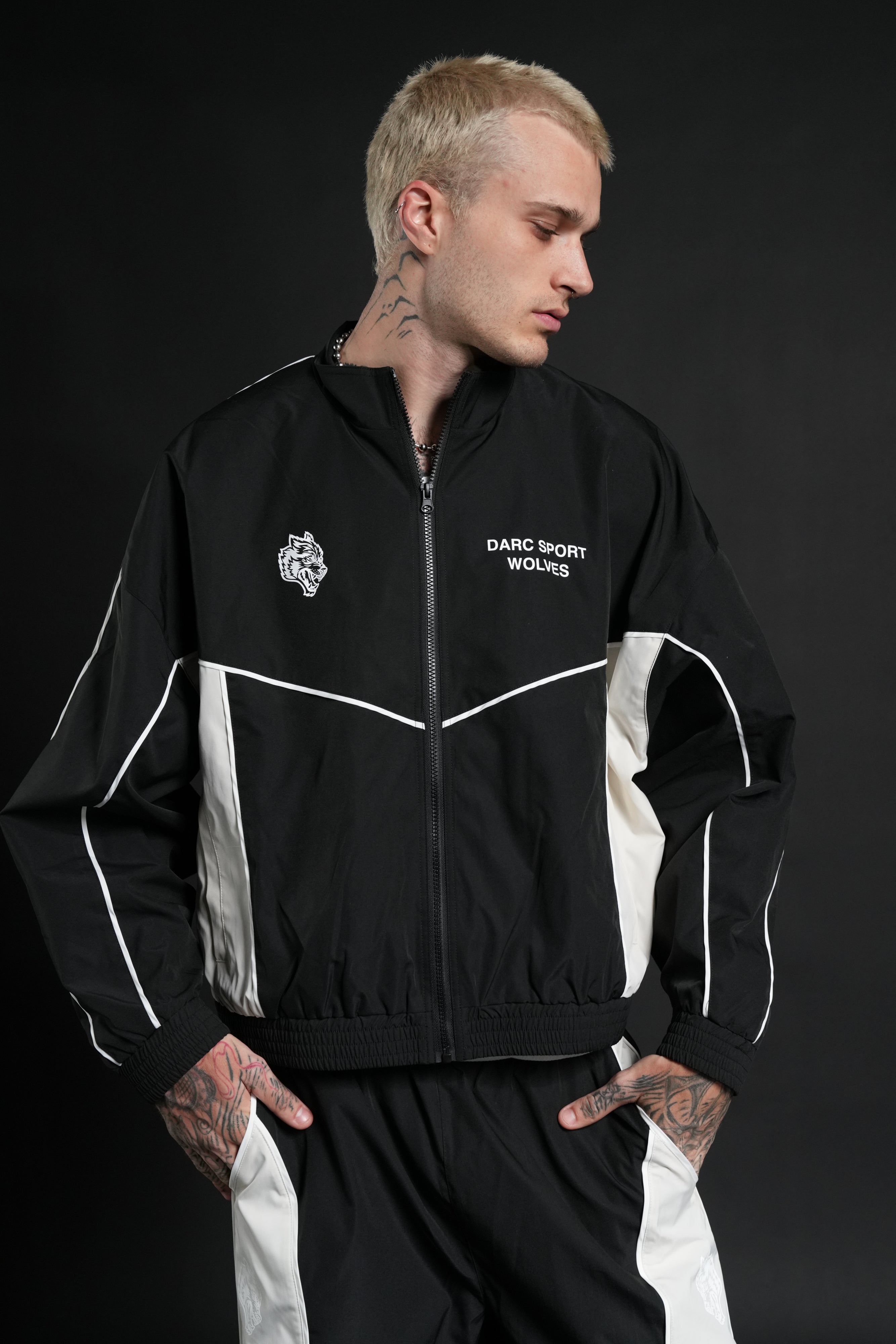 Darc Sport Wolves Unisex Pyramid Quinn Track Jacket in Black/Sand — imagem 4