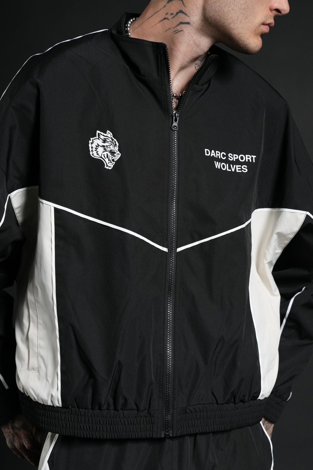 Darc Sport Wolves Unisex Pyramid Quinn Track Jacket in Black/Sand — imagem 8