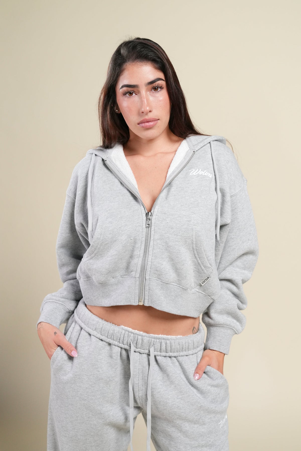 Cursive Wolves "Sage" Cropped Zip Hoodie in Heather Gray — imagem principal