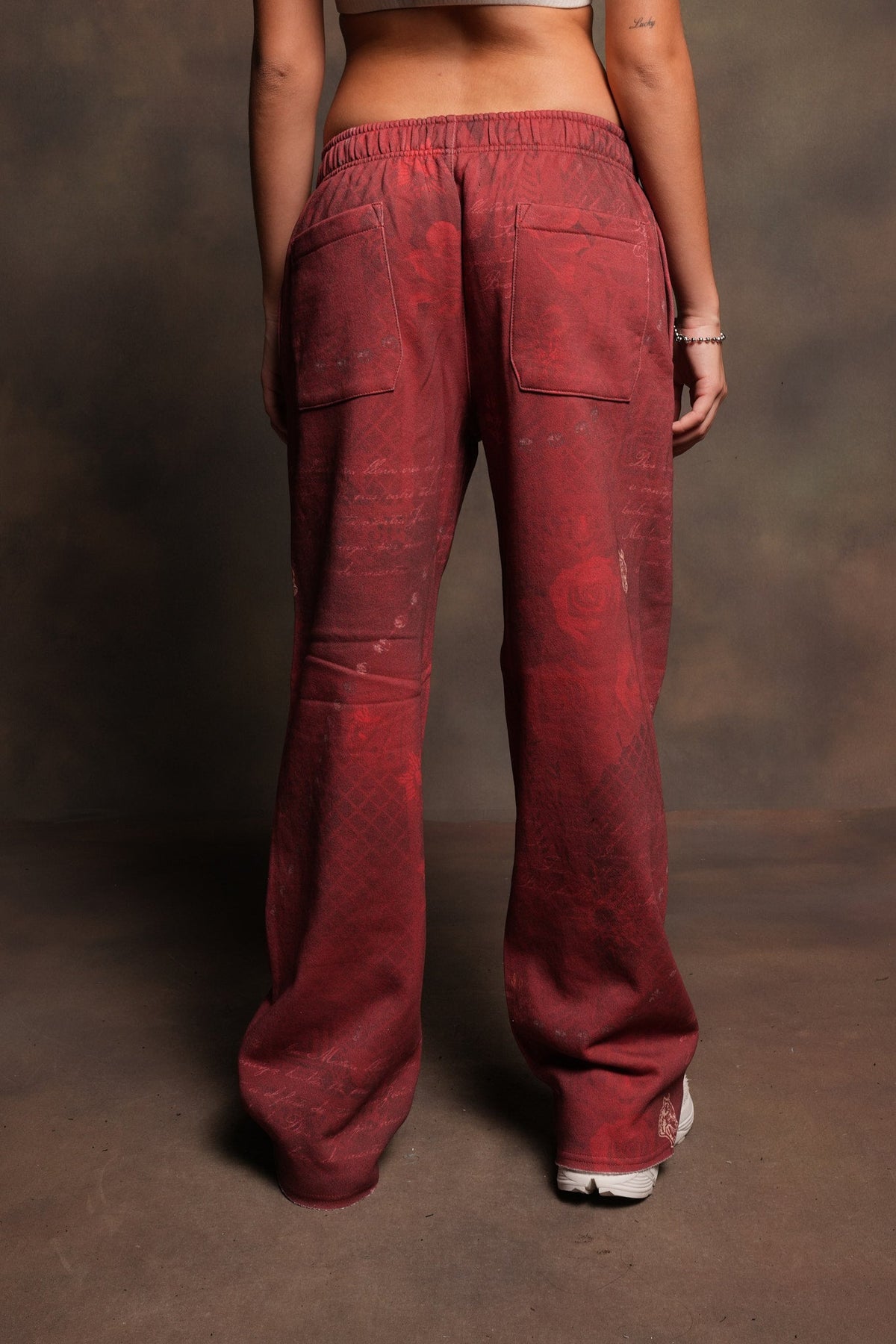 Wolves Pyramid Big Cozy Sweats In Rosas De Sangre
