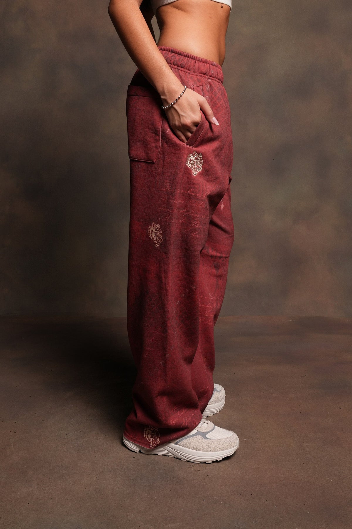 Wolves Pyramid Big Cozy Sweats In Rosas De Sangre