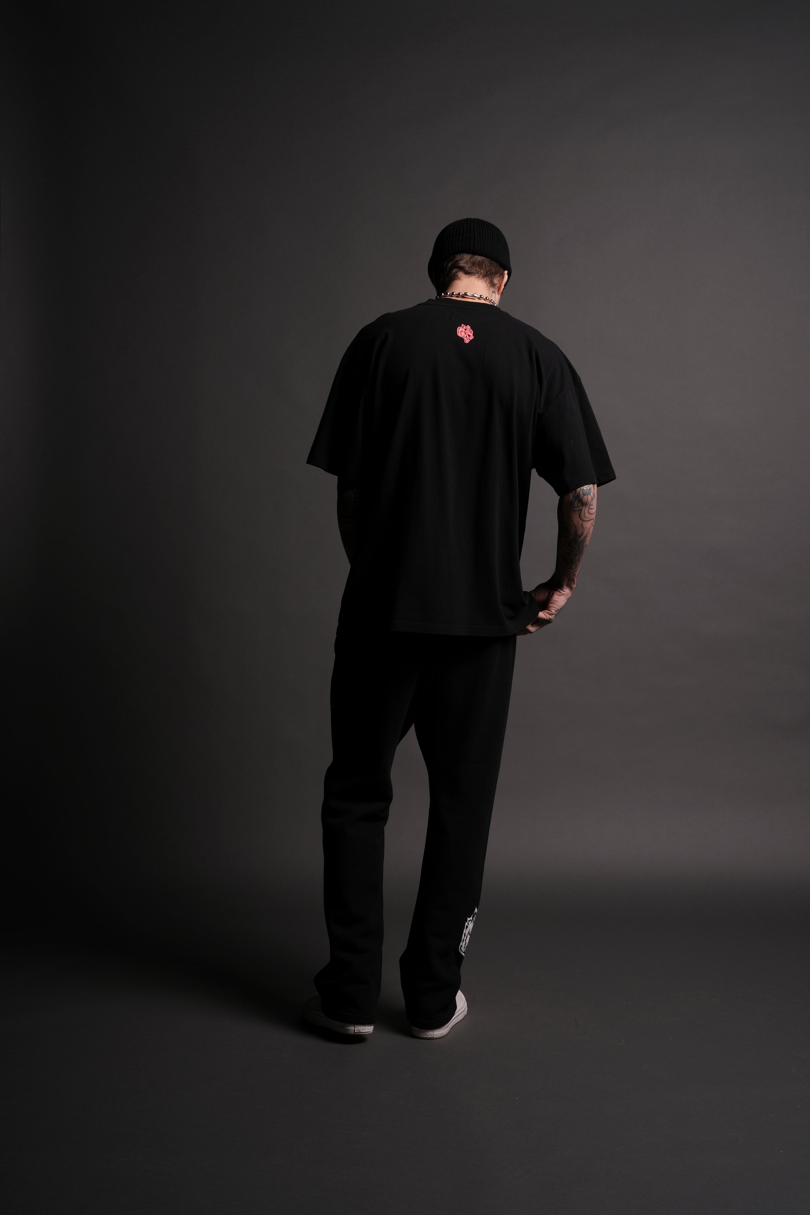 Powerhouse Of The Wolves V2"Premium" Oversized Tee in Black/Neon Pink — imagem 5