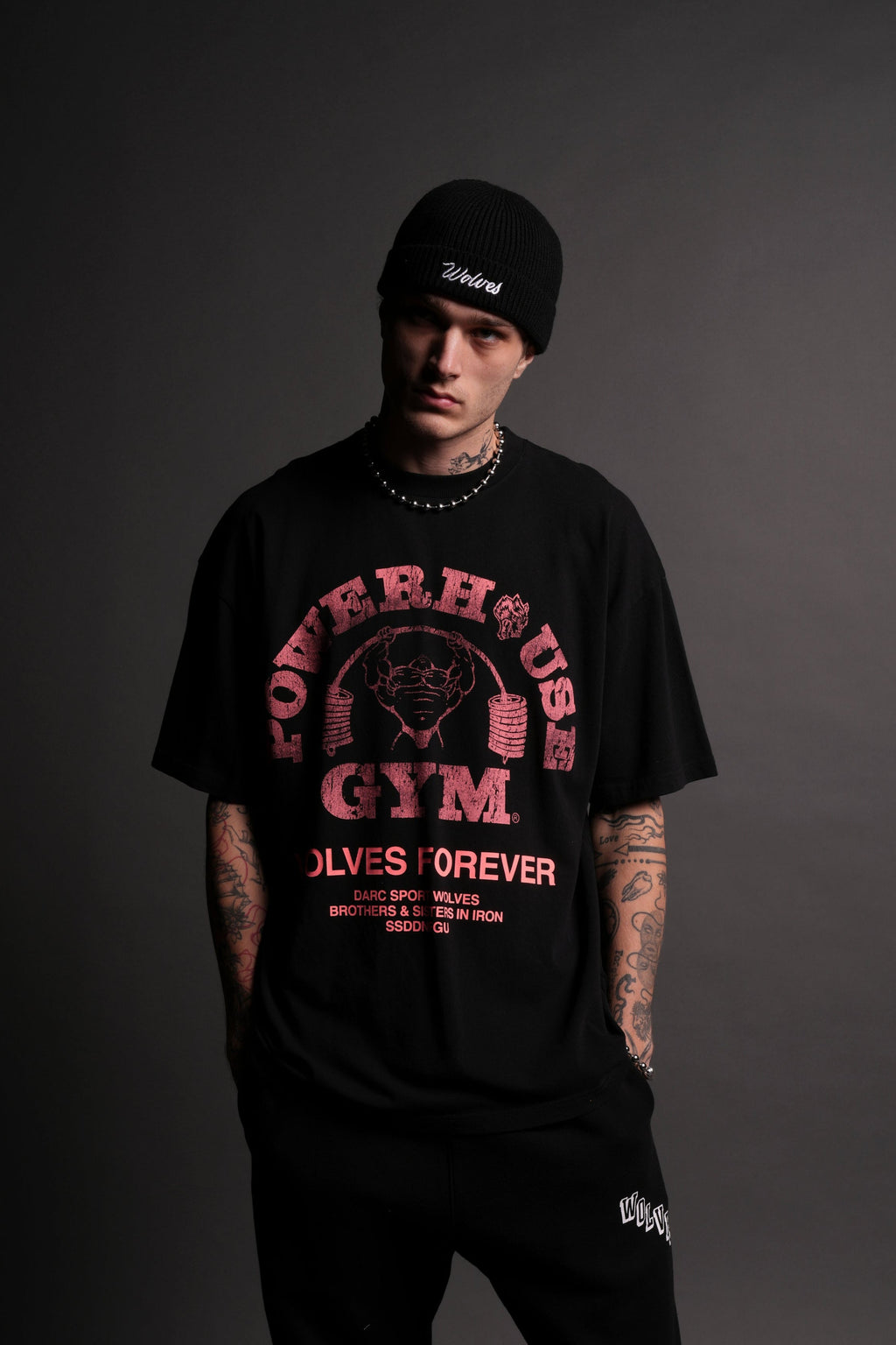 Powerhouse Of The Wolves V2"Premium" Oversized Tee in Black/Neon Pink — imagem 2