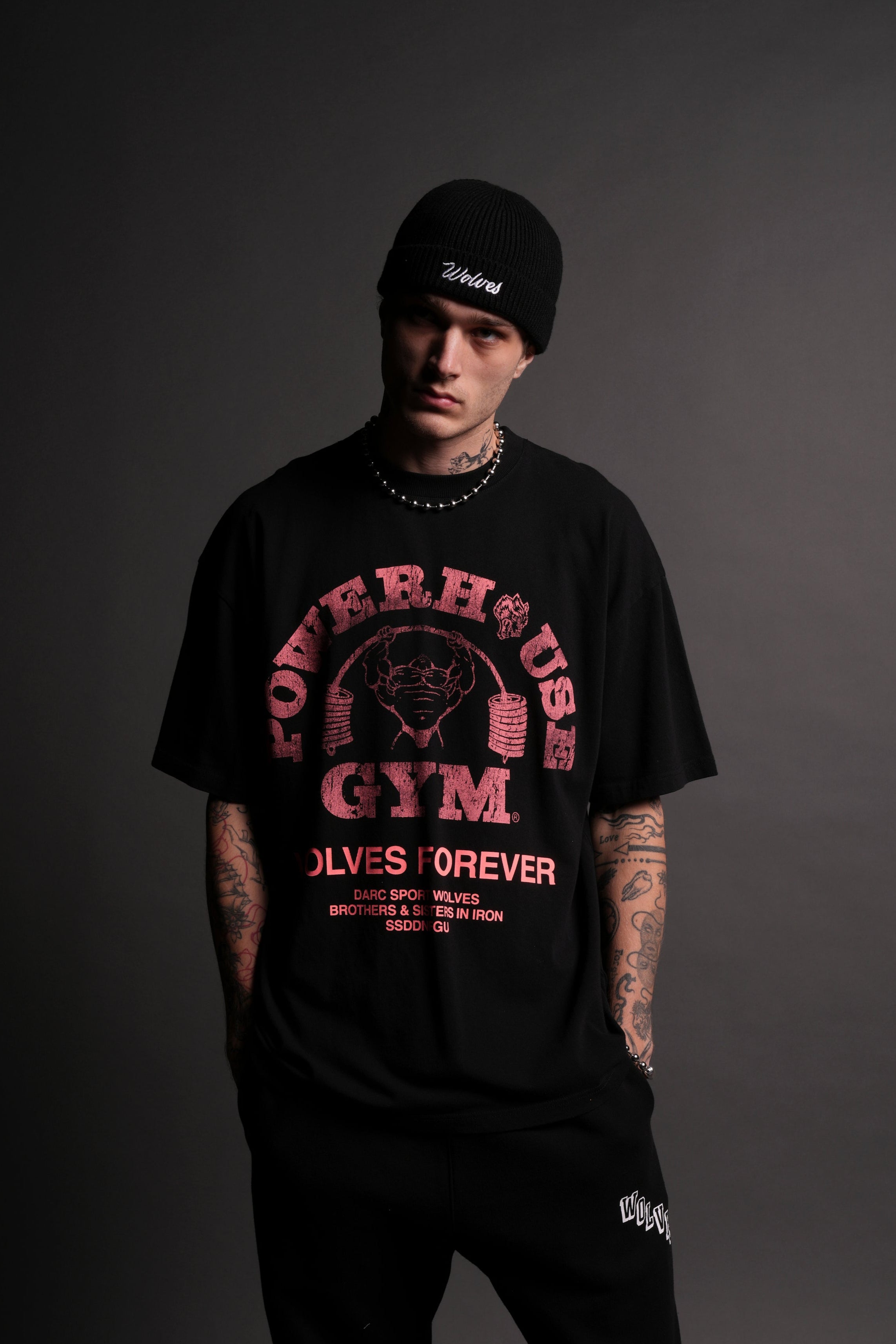 Powerhouse Of The Wolves V2"Premium" Oversized Tee in Black/Neon Pink — imagem 2