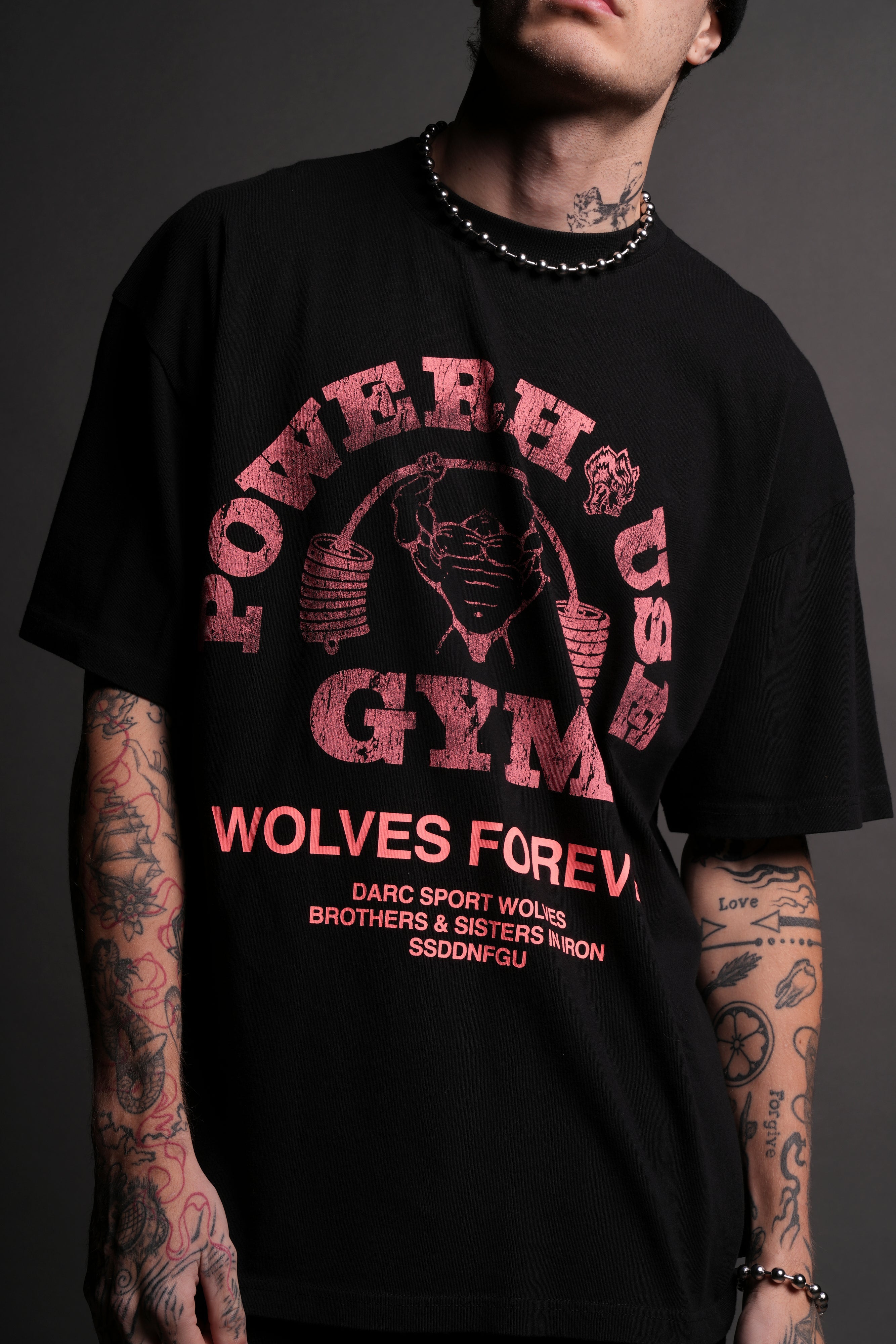 Powerhouse Of The Wolves V2"Premium" Oversized Tee in Black/Neon Pink — imagem 6