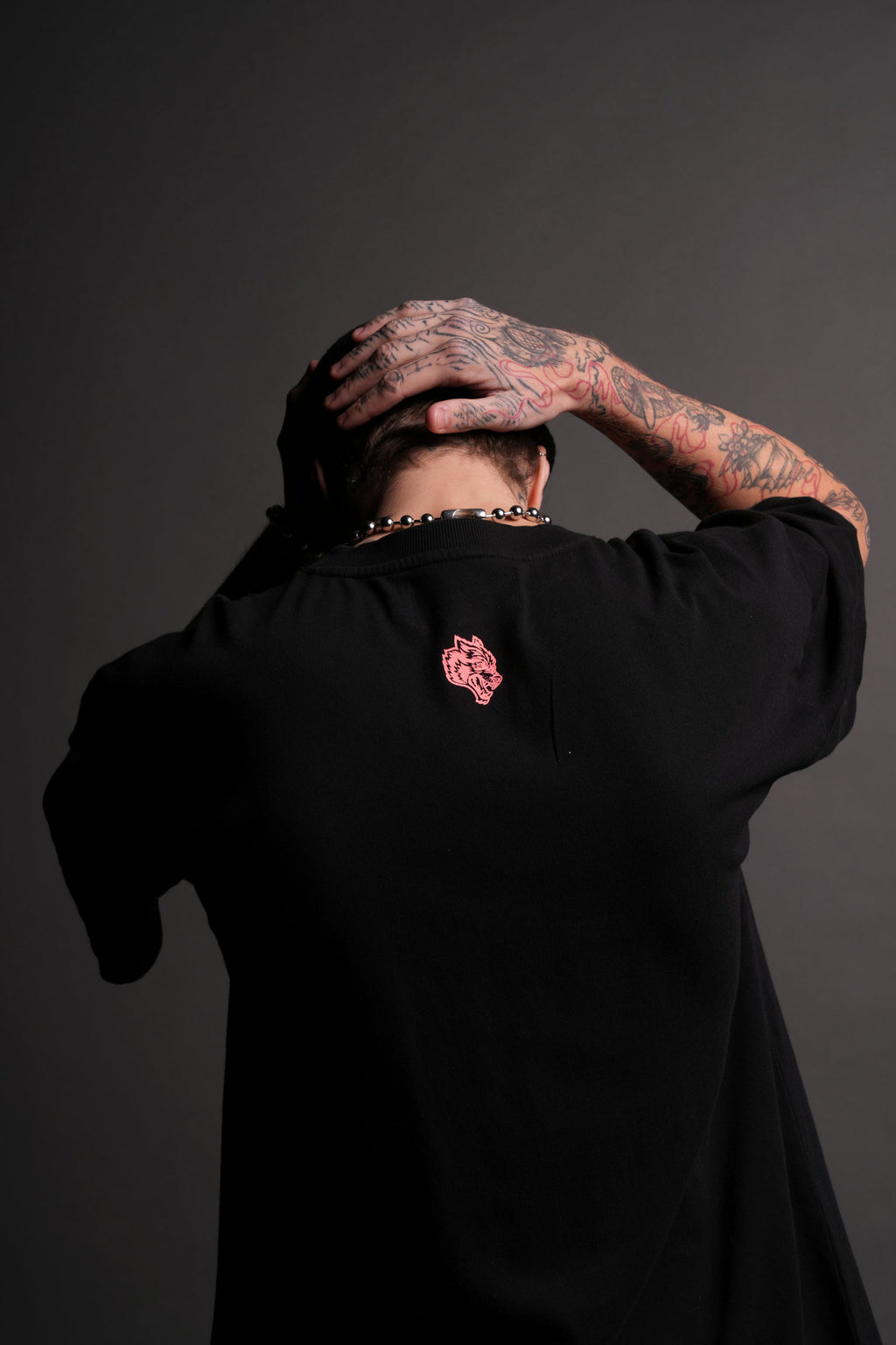 Powerhouse Of The Wolves V2"Premium" Oversized Tee in Black/Neon Pink — imagem 7