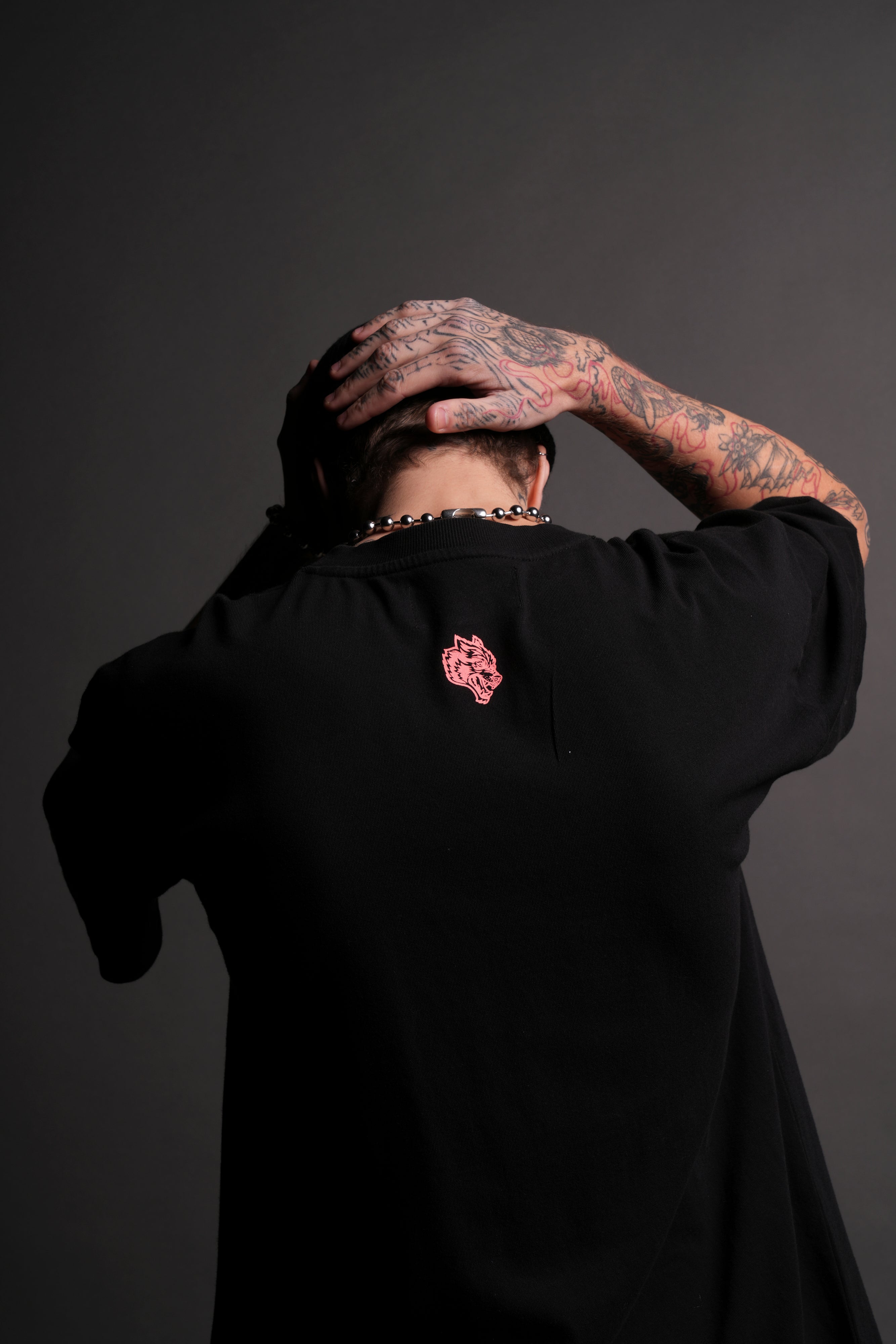 Powerhouse Of The Wolves V2"Premium" Oversized Tee in Black/Neon Pink — imagem 7