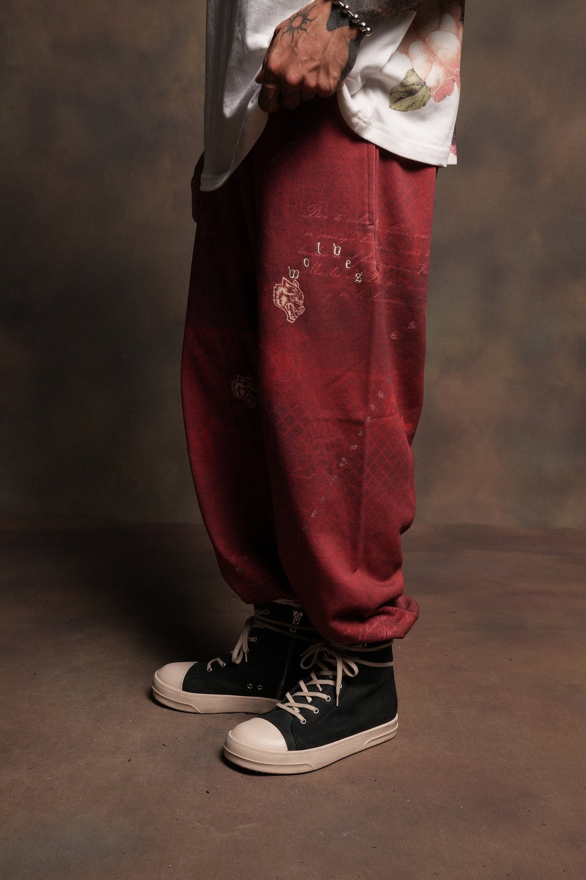 Wolves Pyramid Lightweight Lounger Sweat Pants In Rosas De Sangre