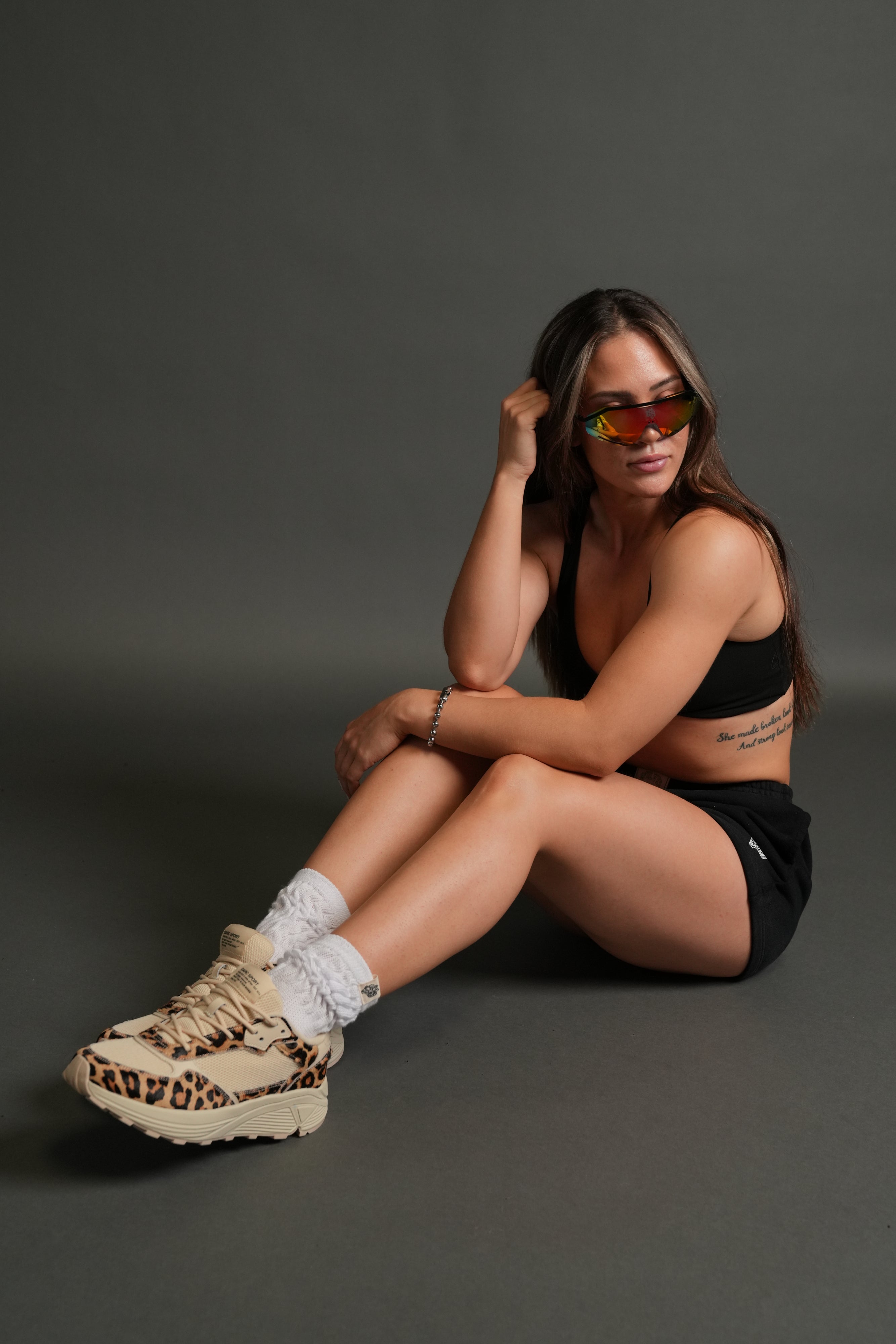 Darc Wandering Ellie Sweat Shorts in Black Drift Wash — imagem 6