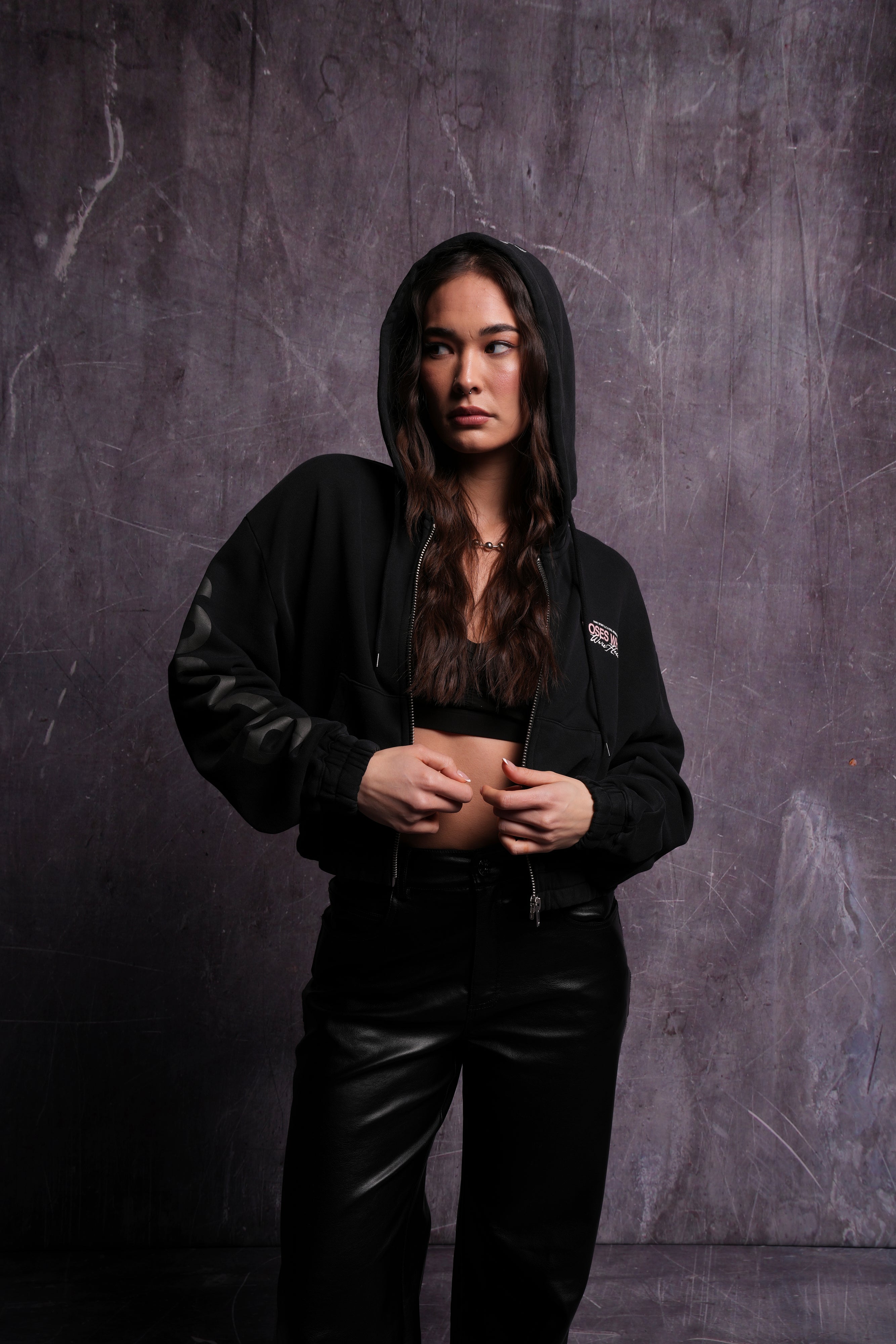 Life and Death "Chambers" (Cropped) Zip Hoodie in Black — imagem 4