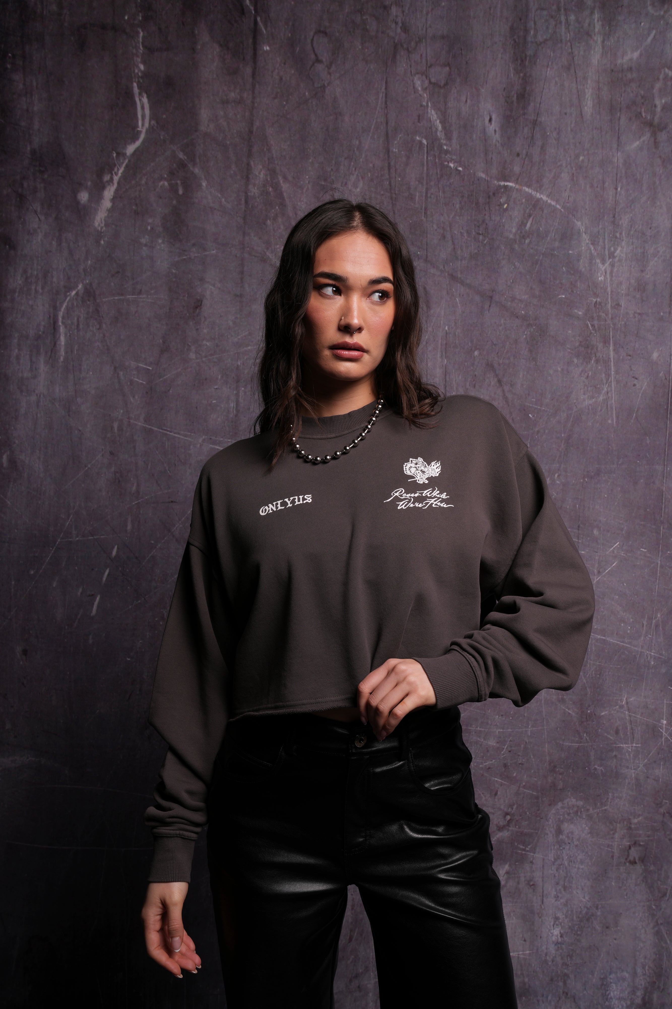 Mori Among Roses London (Cropped) Crewneck in Wolf Gray — imagem 4