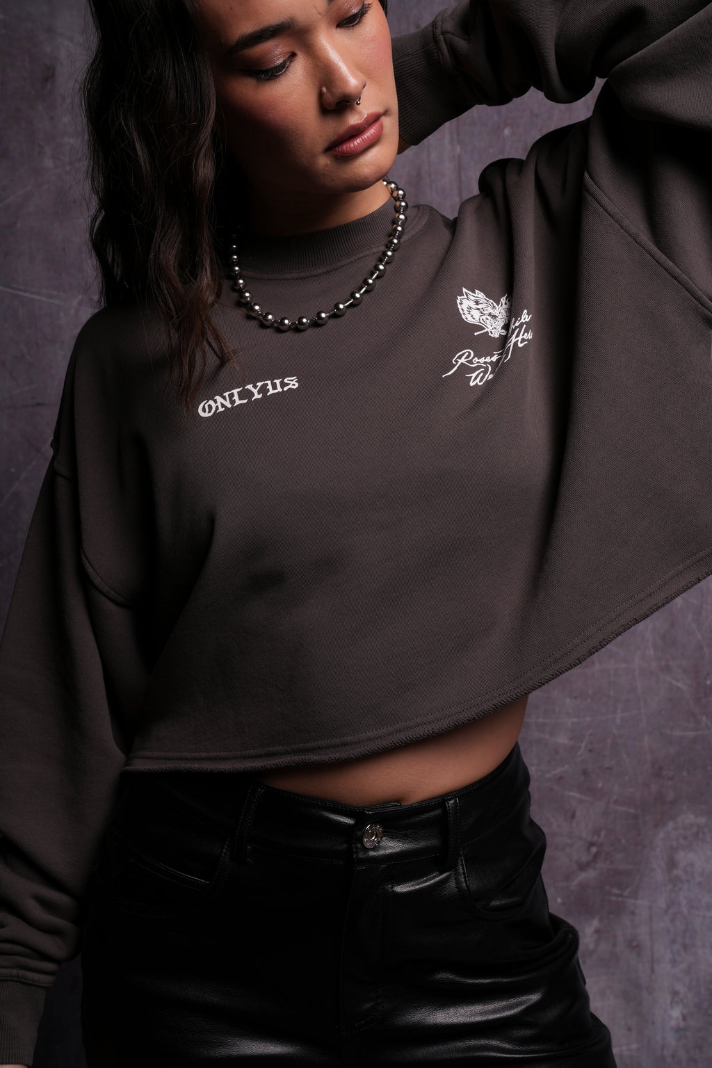 Mori Among Roses London (Cropped) Crewneck in Wolf Gray — imagem 7