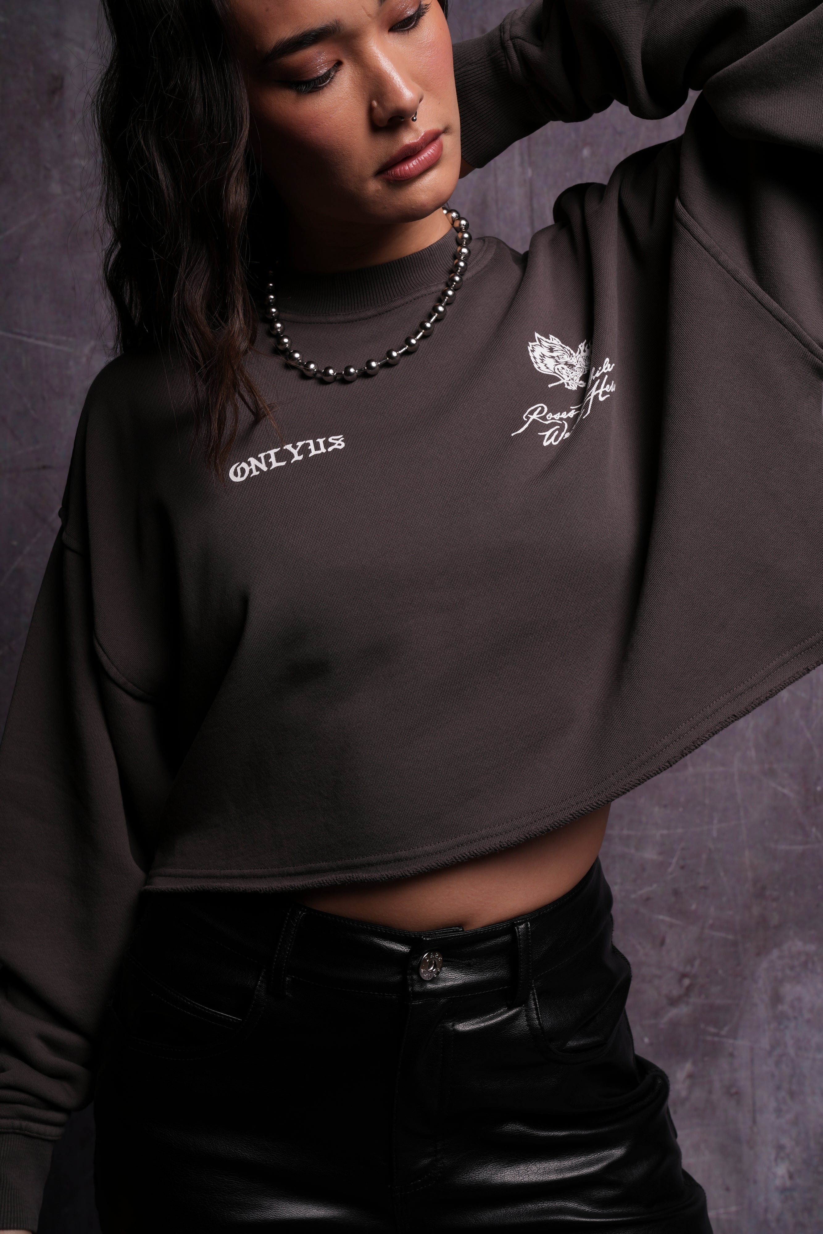 Mori Among Roses London (Cropped) Crewneck in Wolf Gray — imagem 7