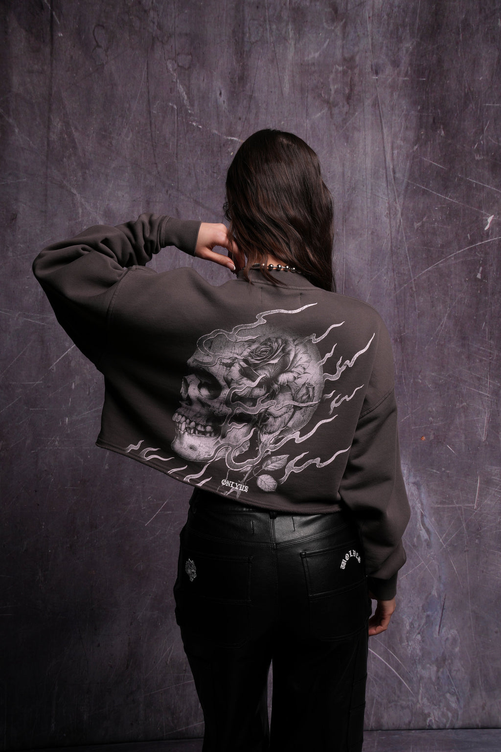 Mori Among Roses London (Cropped) Crewneck in Wolf Gray — imagem 3