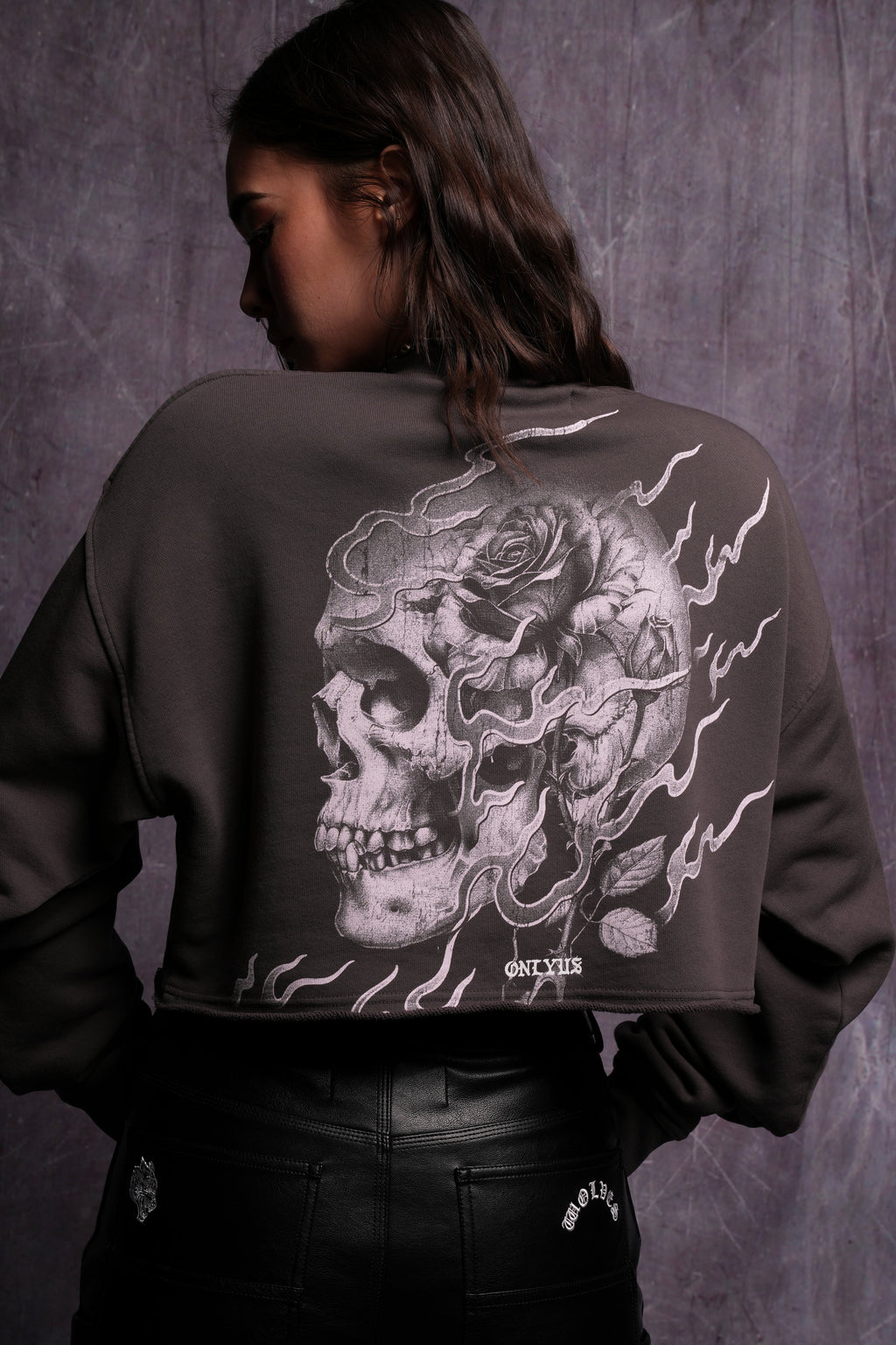 Mori Among Roses London (Cropped) Crewneck in Wolf Gray — imagem 2