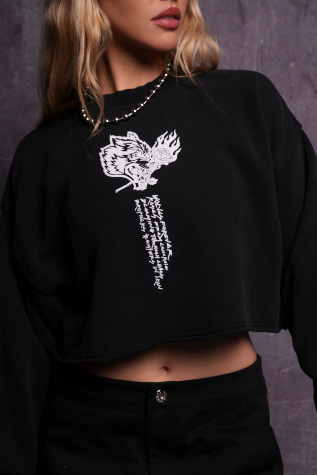 Eternal Fire London (Cropped) Crewneck in Black — imagem 6