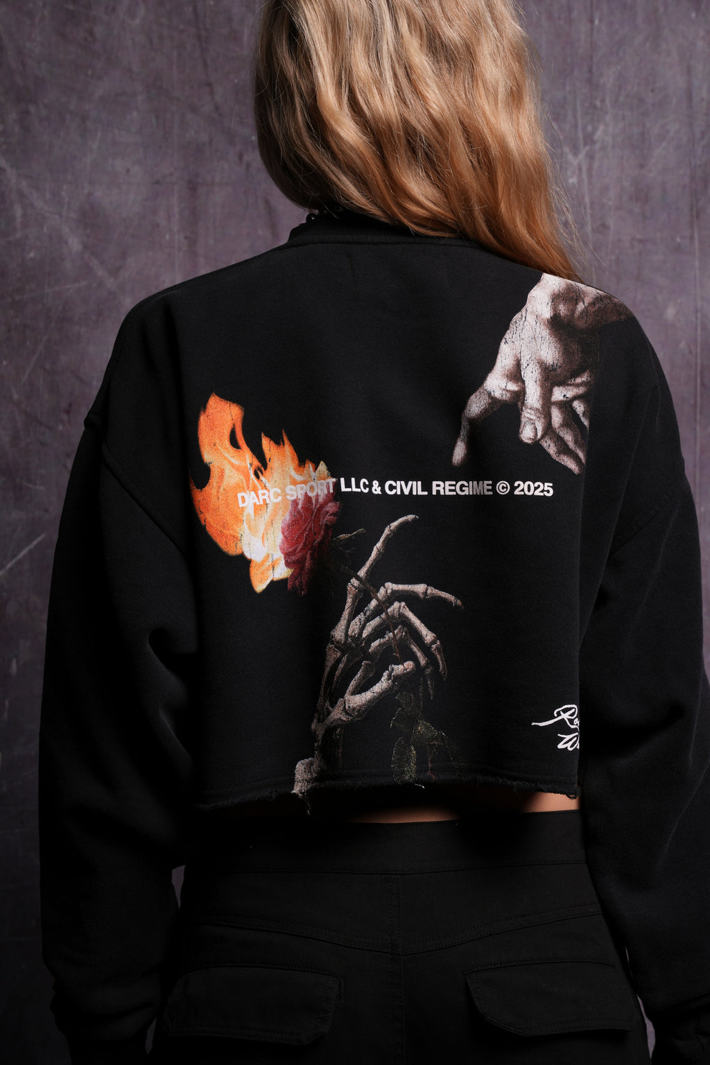 Eternal Fire London (Cropped) Crewneck in Black — imagem 2