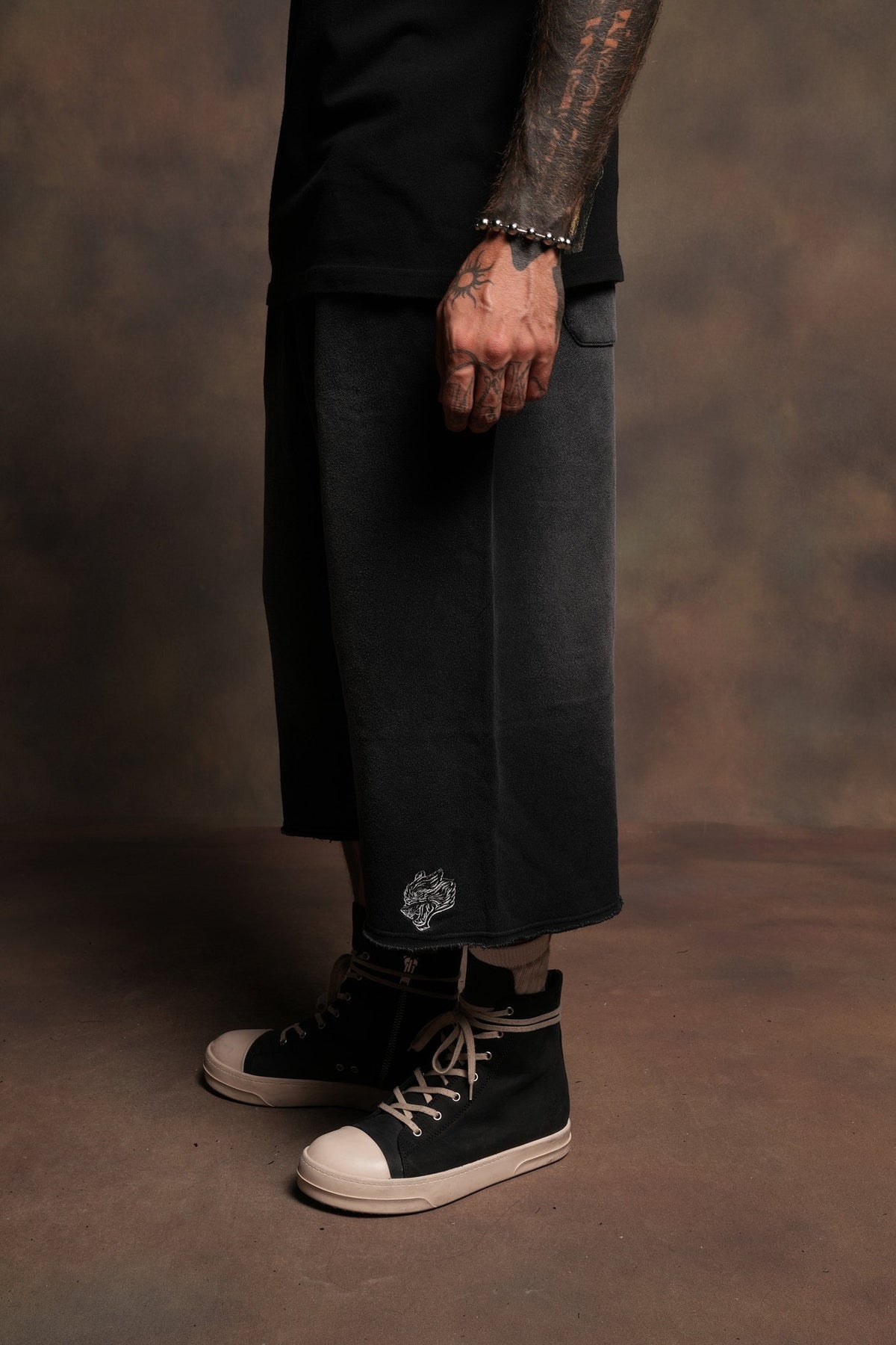 Dual Wolf Capri Sweat Pants In Black Super Sun Fade