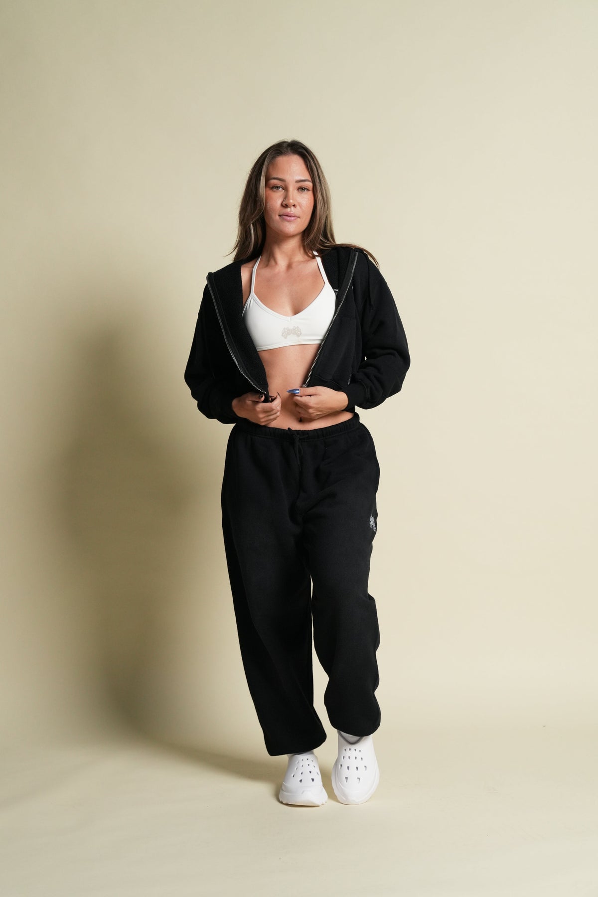 Cursive Wolves "Sage" Cropped Zip Hoodie in Black Sun Fade — imagem 3