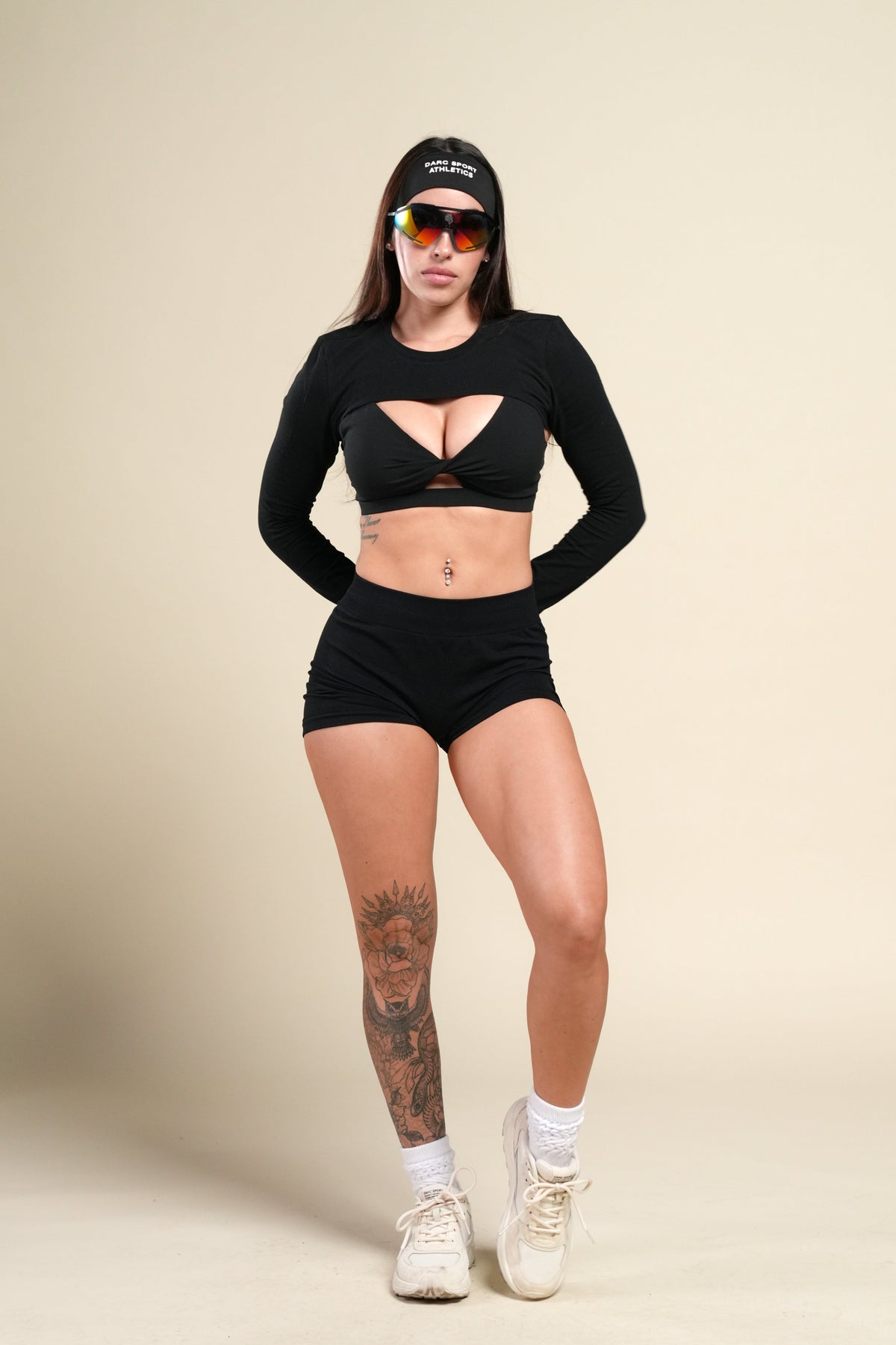 Wolf "Elise" Eden Pullover Shrug in Black — imagem 4