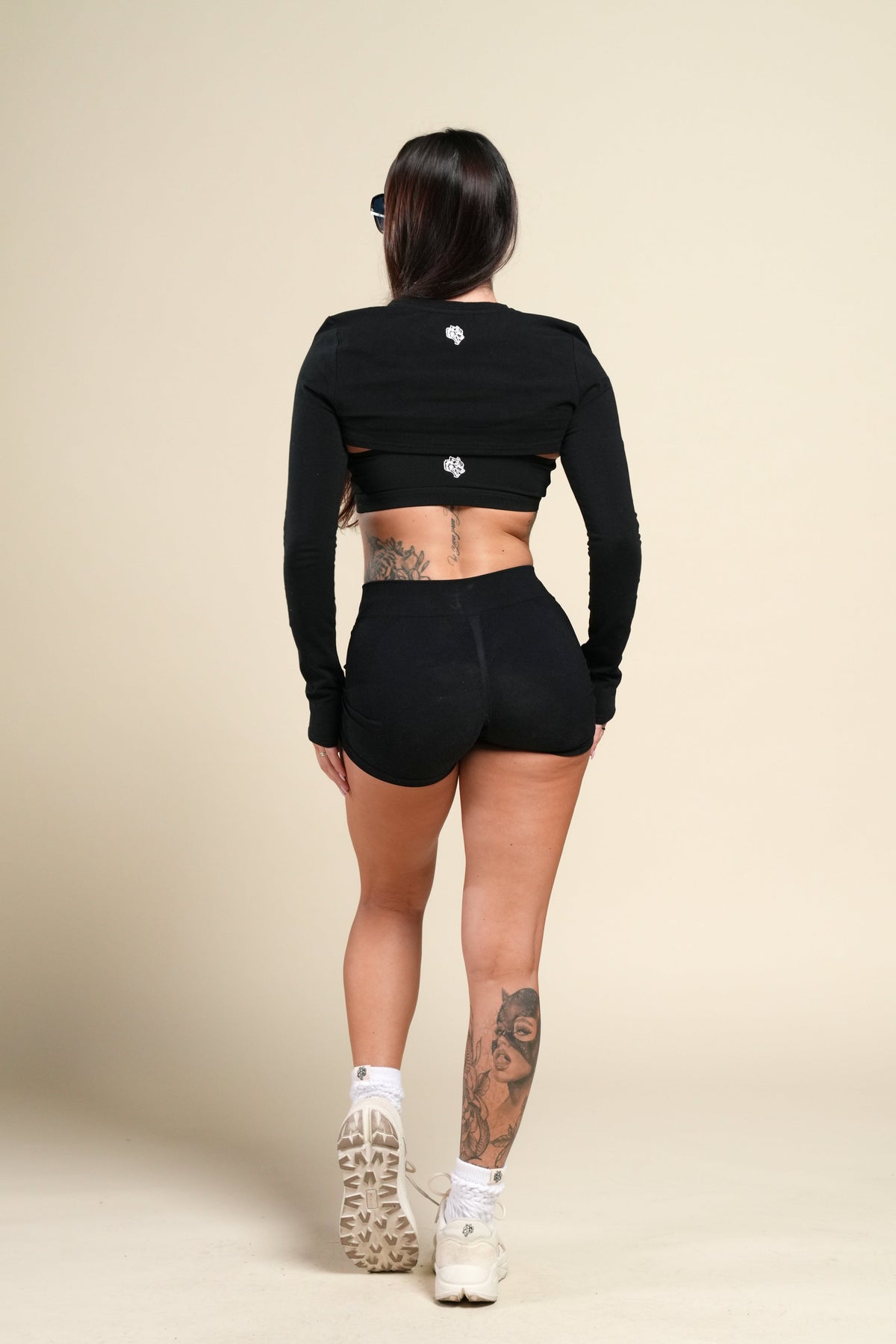 Wolf "Elise" Eden Pullover Shrug in Black — imagem 5