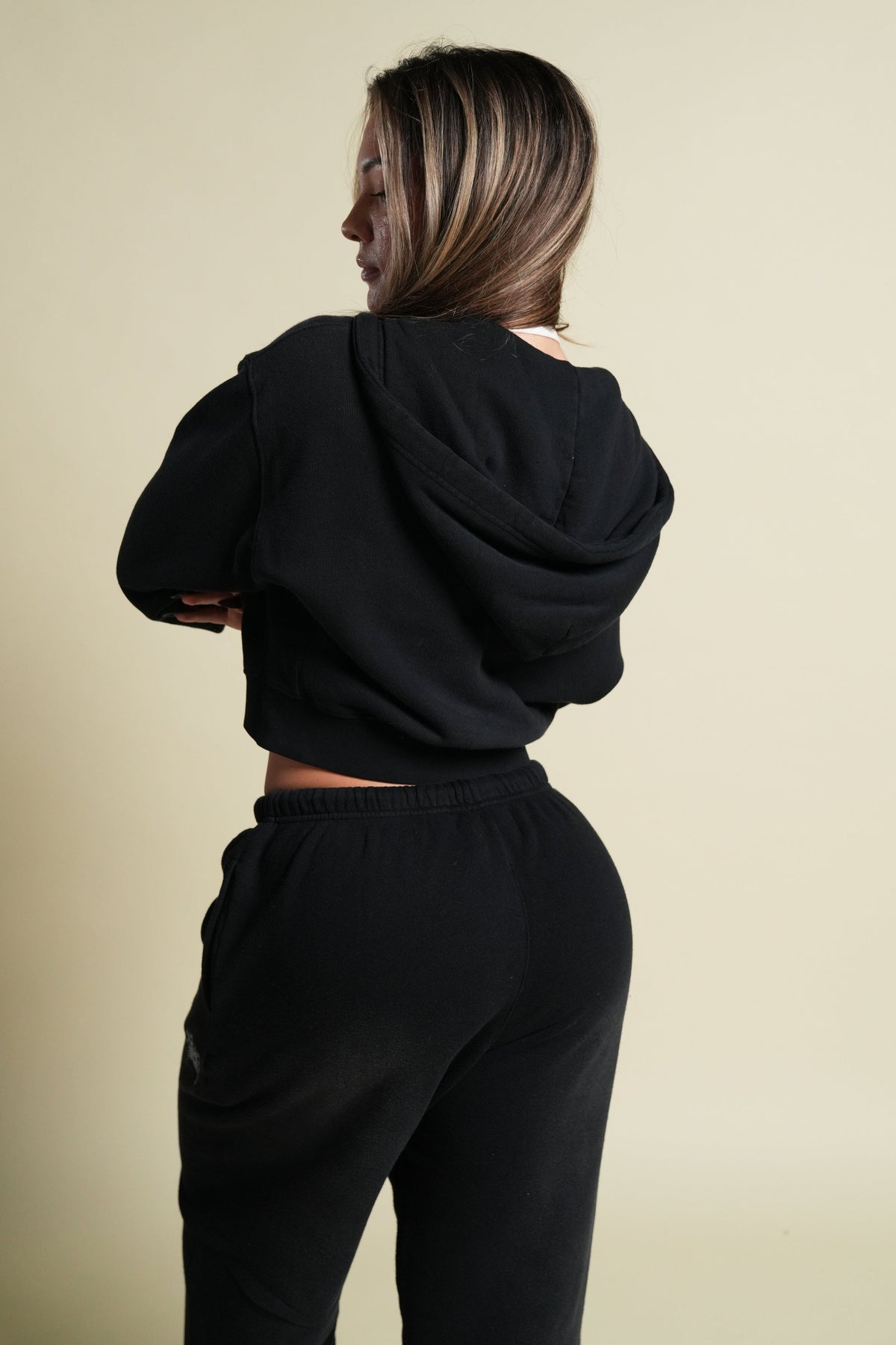 Cursive Wolves "Sage" Cropped Zip Hoodie in Black Sun Fade — imagem 2