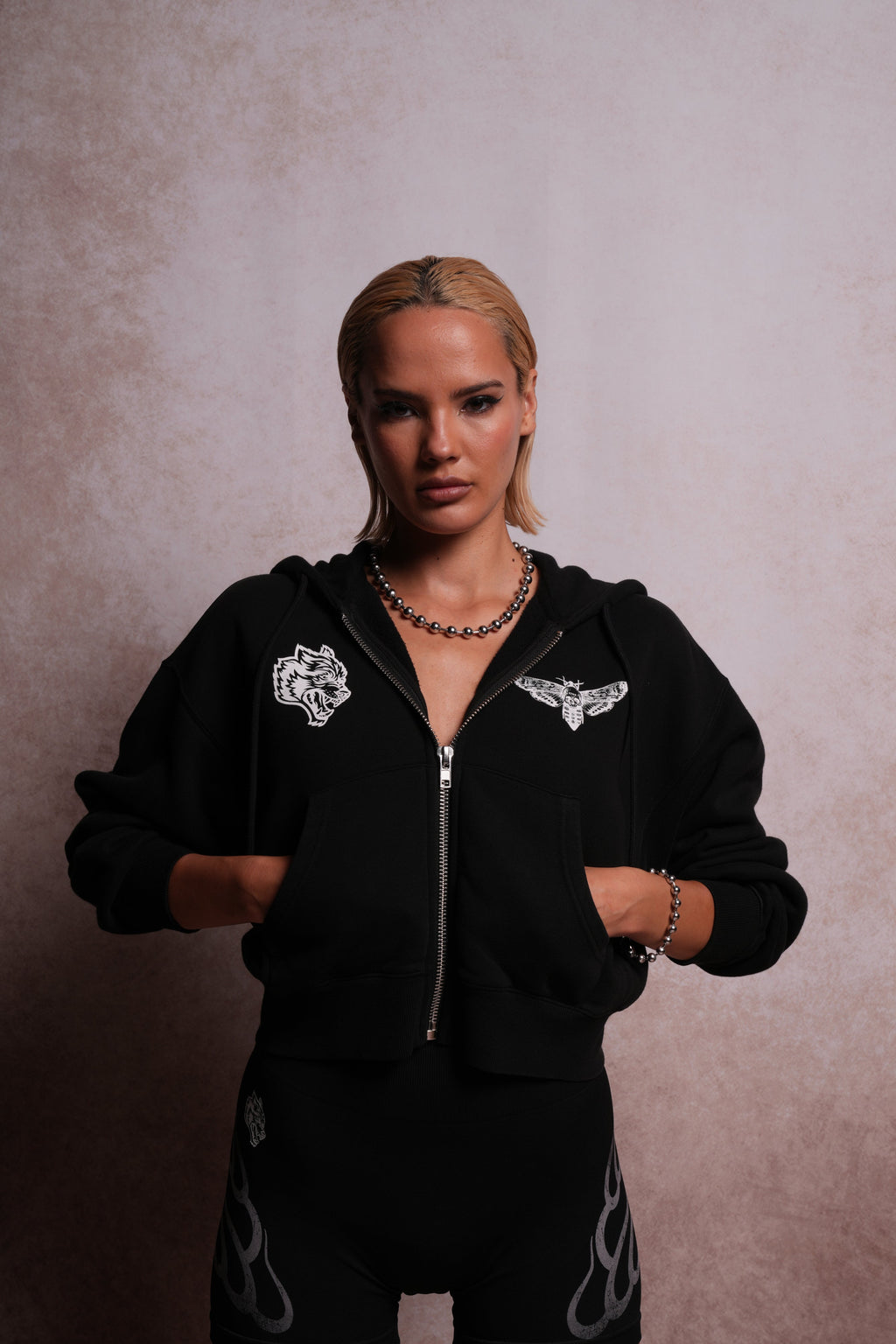 Single Wolf "Sage" Cropped Zip Hoodie in Black — imagem 5