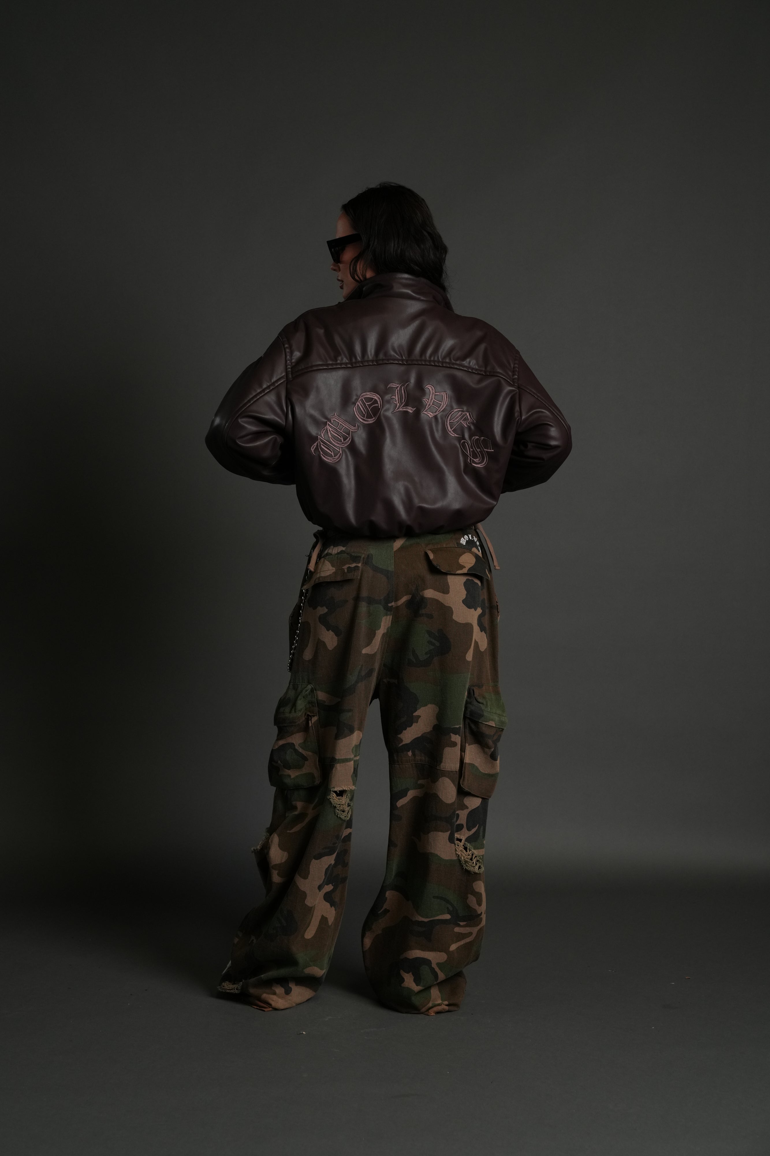 Dual Wolf Chopper Sofia Faux Leather Bomber Jacket in Darc Garnet — imagem 6