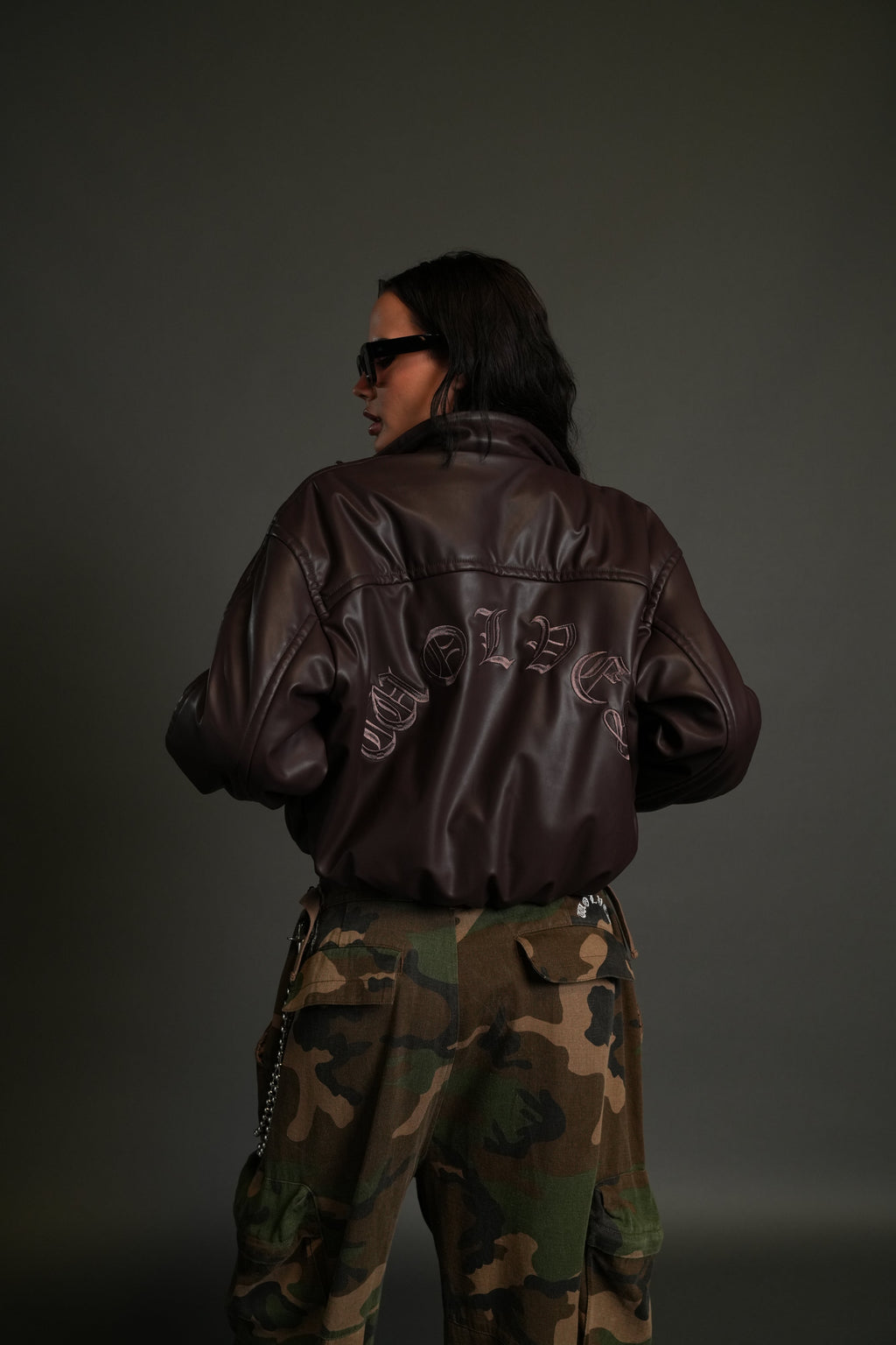 Dual Wolf Chopper Sofia Faux Leather Bomber Jacket in Darc Garnet — imagem 2